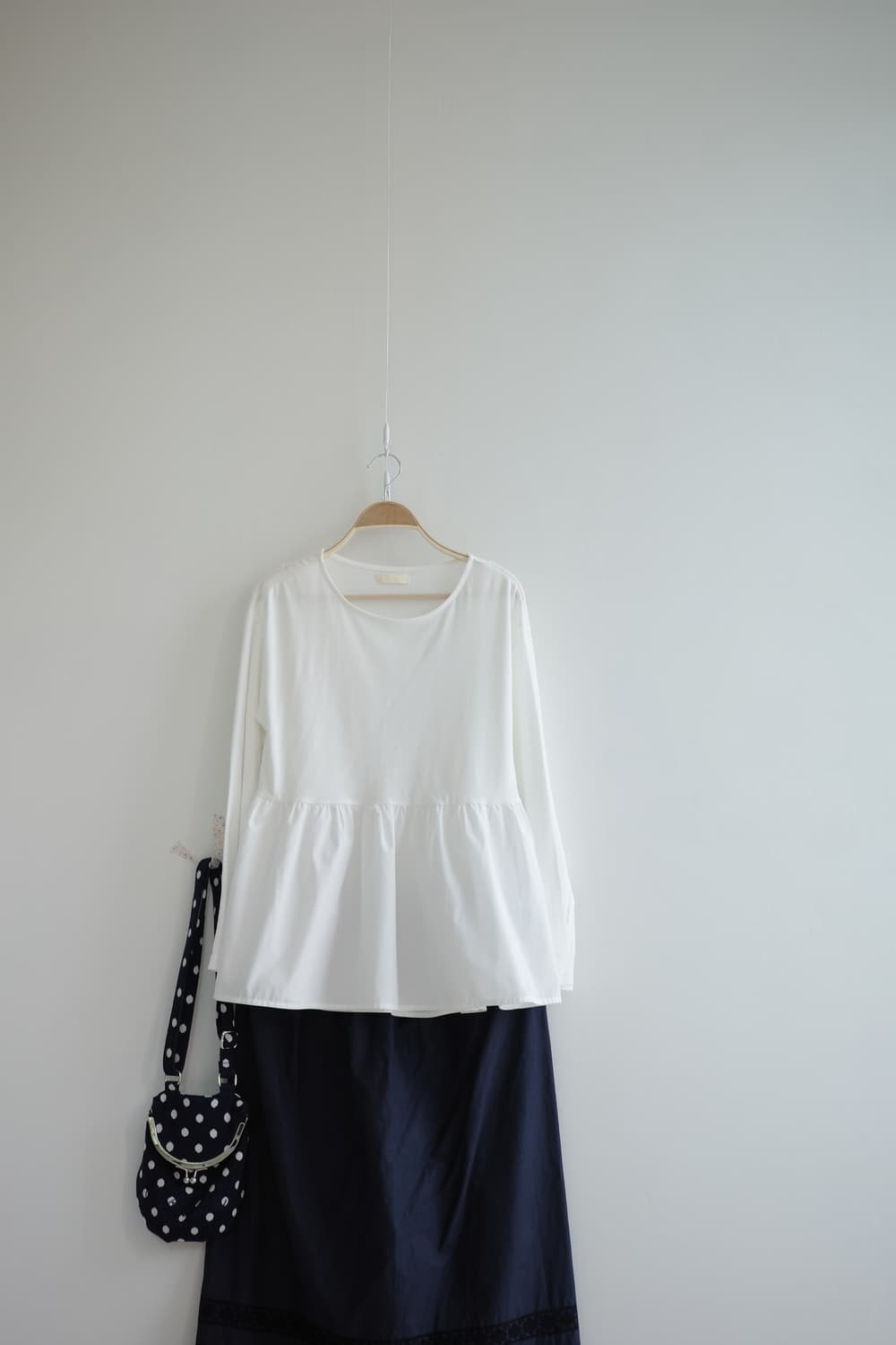 earth music  • 화이트 프릴 코튼 티셔츠
  상품이미지10