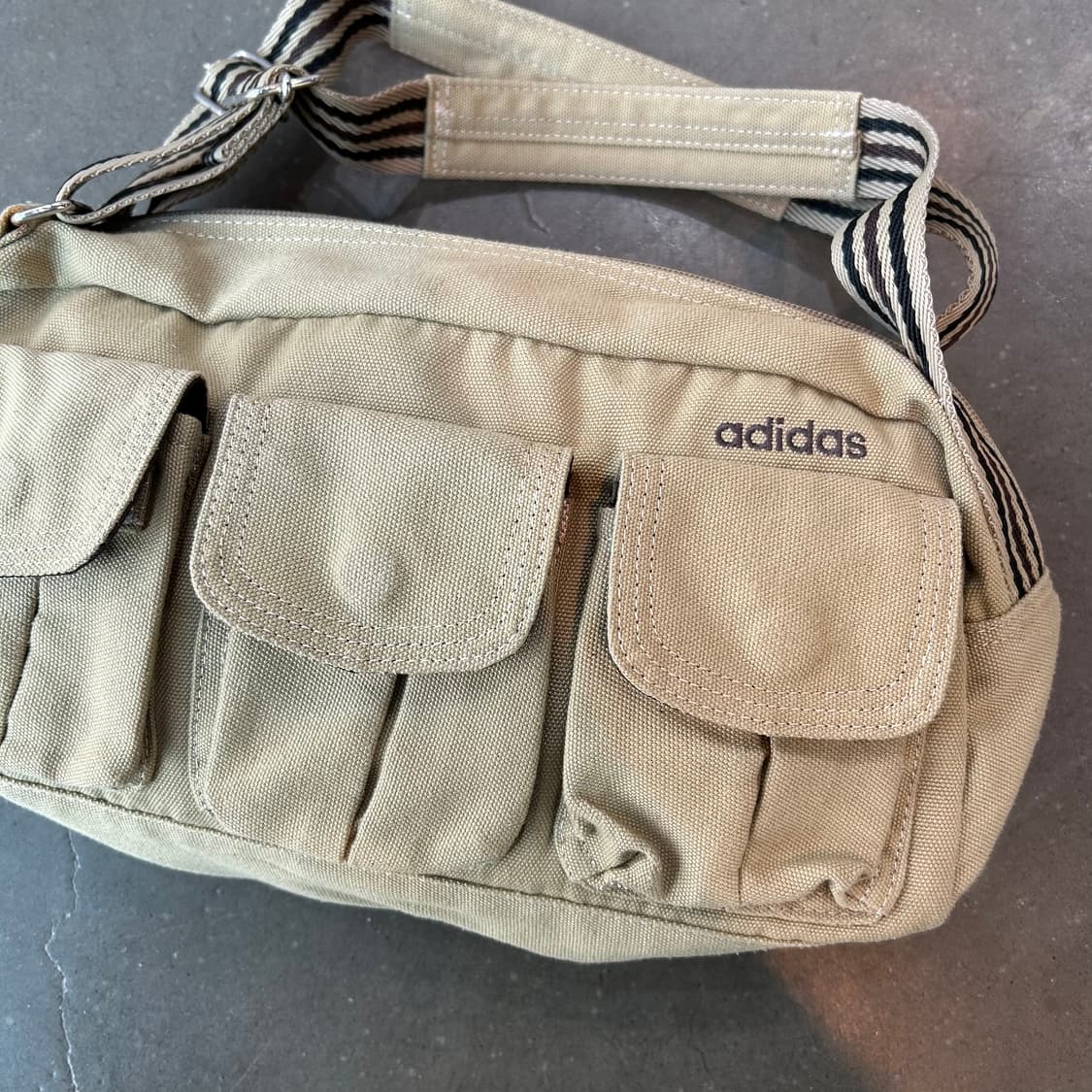 아디다스 베이지 포켓 숄더 상품이미지2