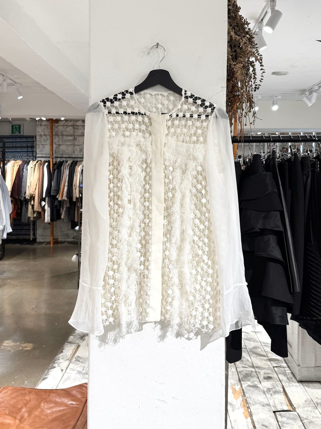 끌로에 화이트 펀칭 쉬어 블라우스 상품이미지1