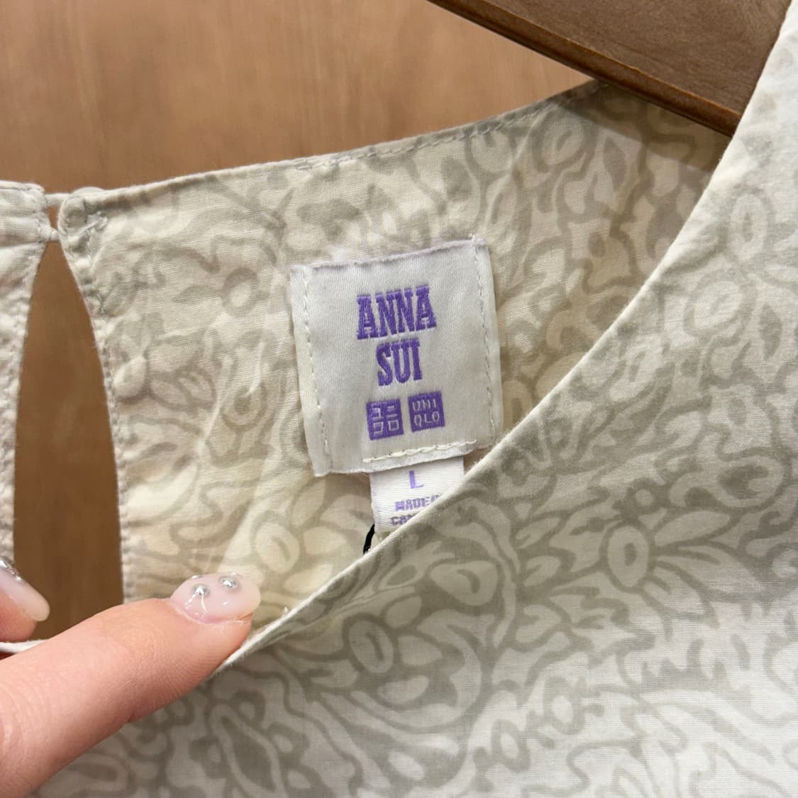 안나수이 유니클로 콜라보 블라우스 셔링 소매 디테일 라운드넥 아이보리 상품이미지7