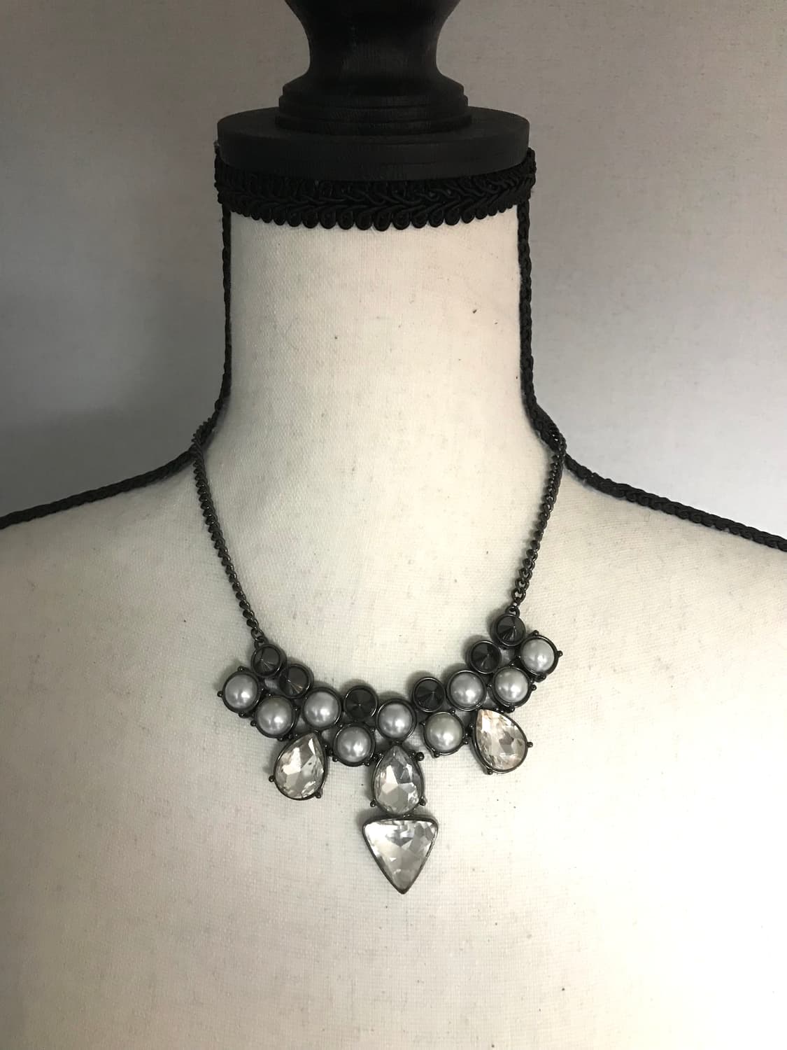 Pearl & Crystal Statement Necklace 상품이미지2