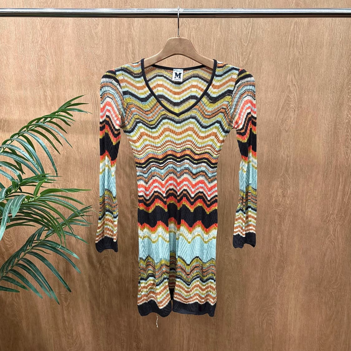 미쏘니 브이넥 니트 미디 원피스 지그재그 스트라이프 패턴 슬림핏 브라운 상품이미지1