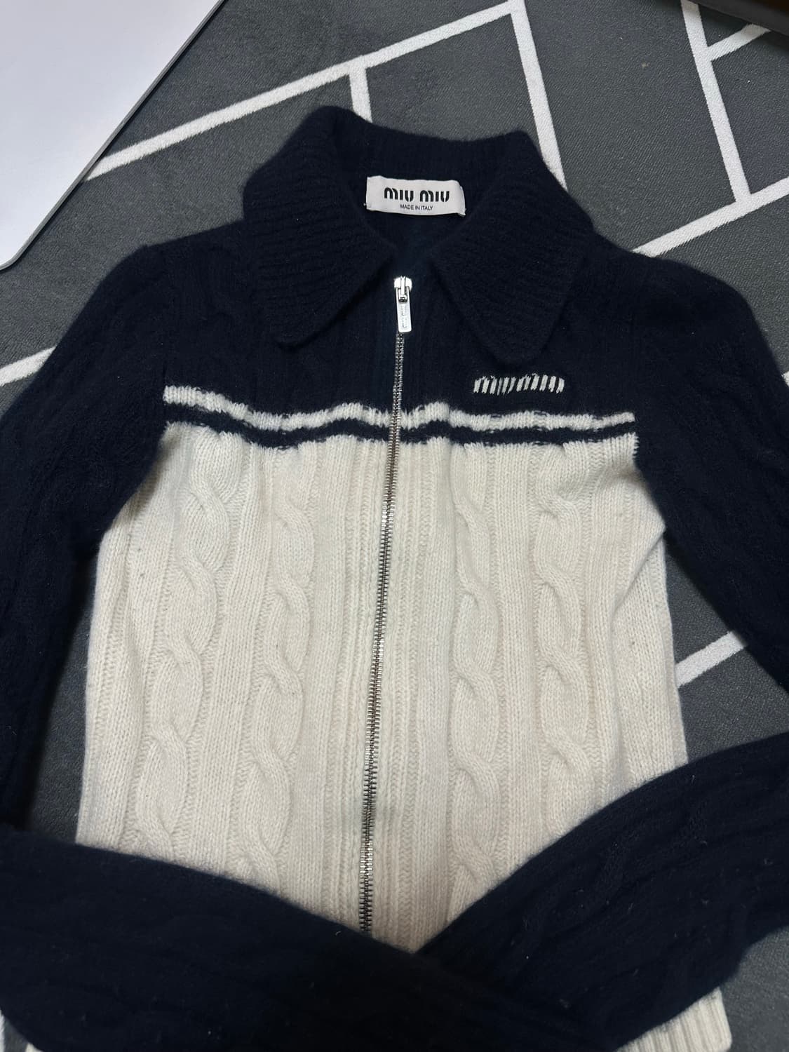 [MIUMIU] 미우미우 울 캐시미어 지퍼 가디건 투톤 니트집업 상품이미지2