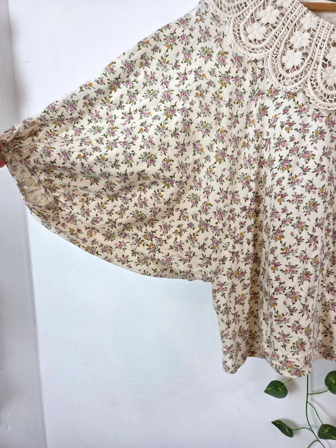 earth music 잔꽃 가오리핏 탑 상품이미지3