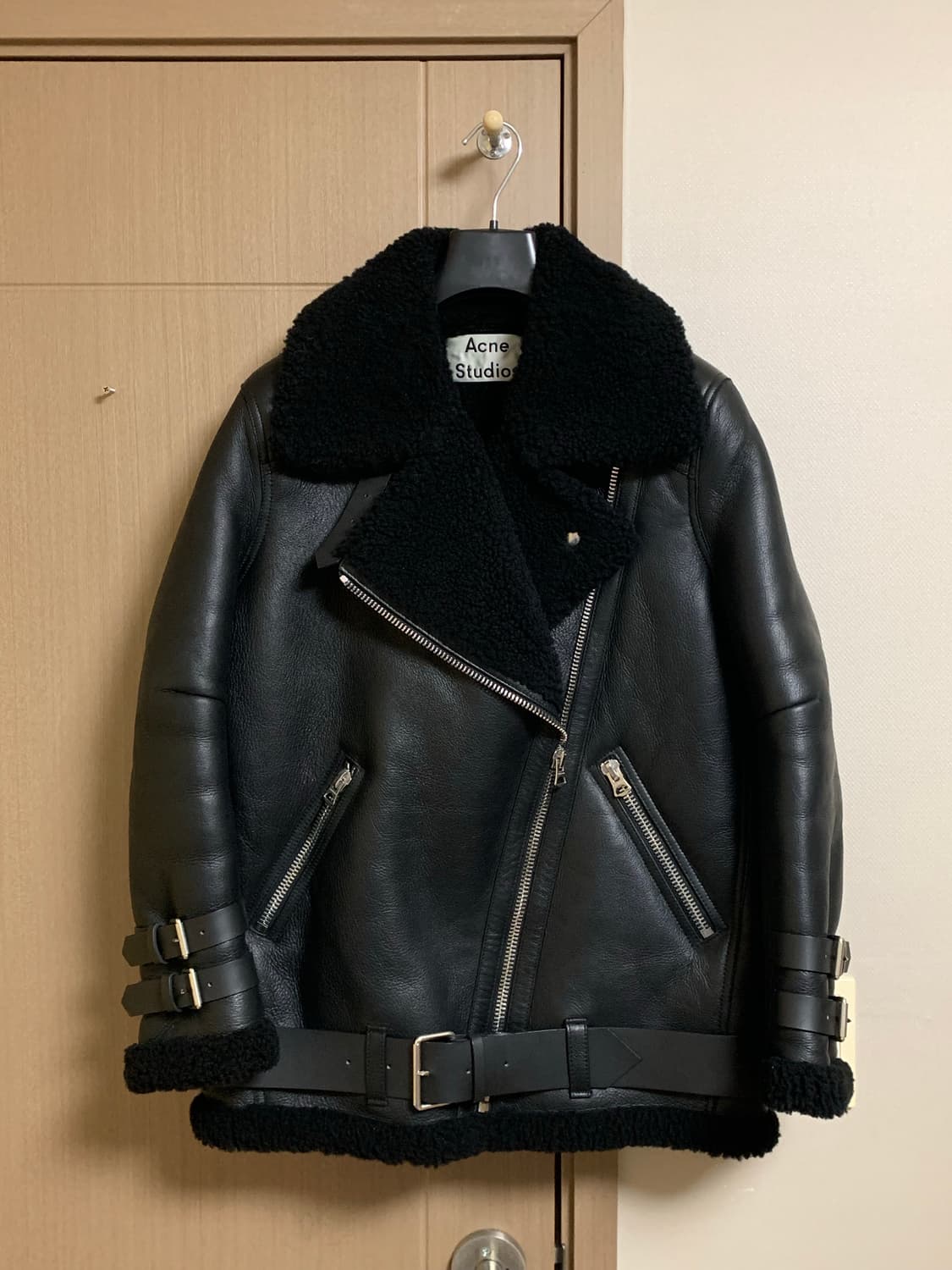 아크네스튜디오 벨로시티 무스탕 팝니다 (신세계택) 상품이미지1