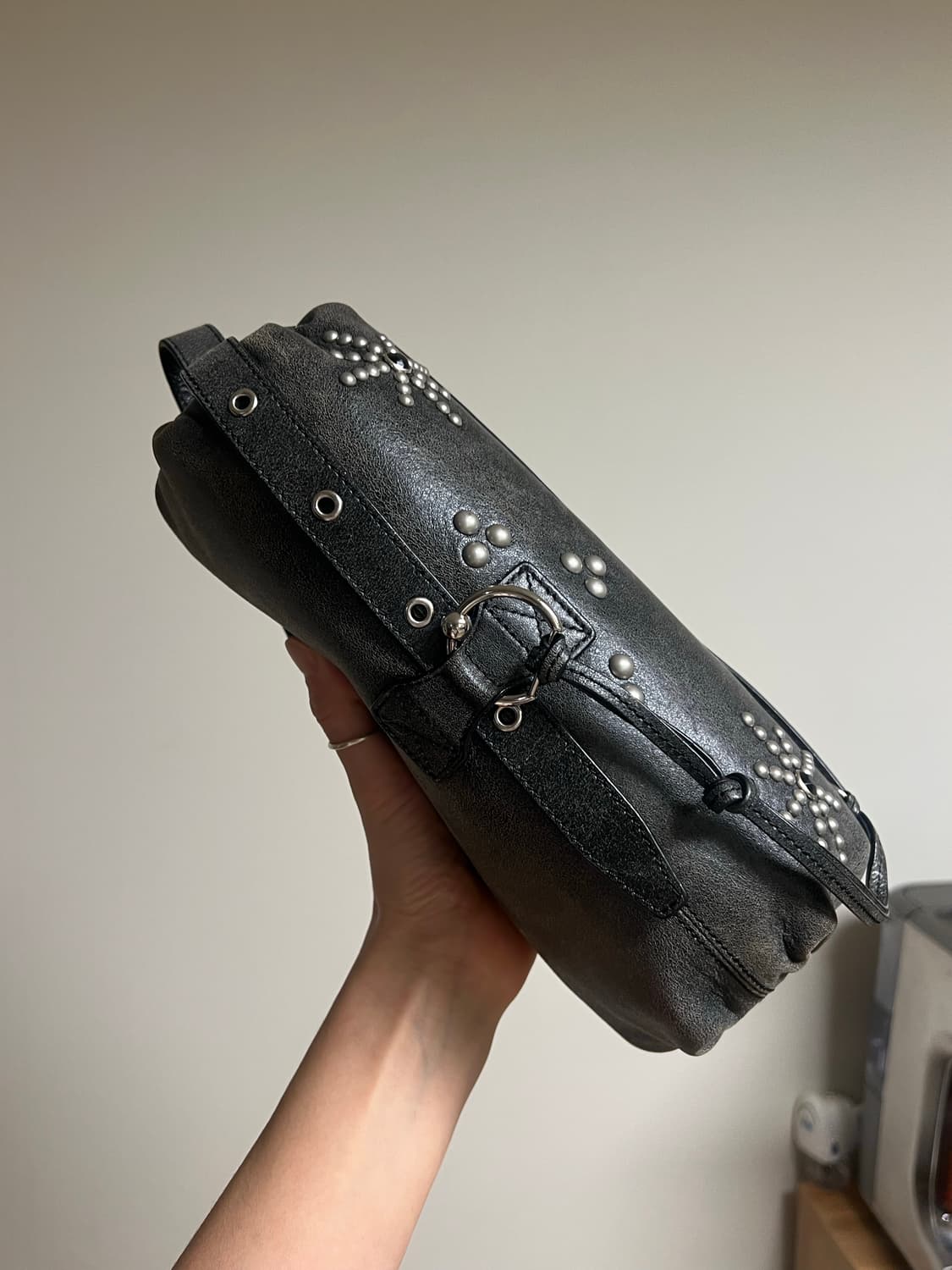 오픈와이와이 스터드 필로우 핸들백 상품이미지7