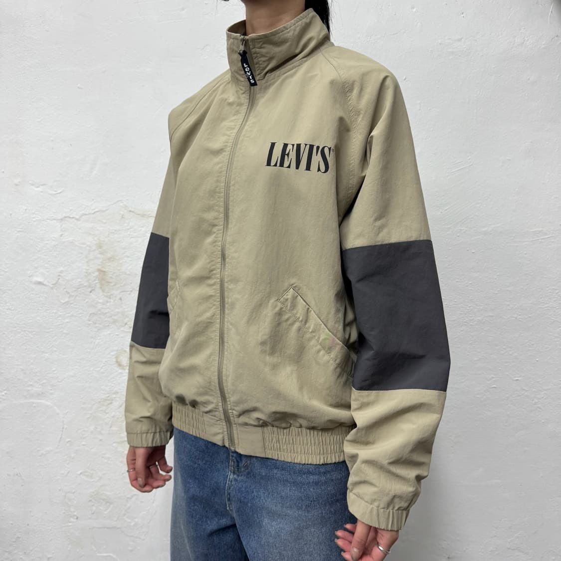 리바이스(Levi's) 베이지컬러 컬러블록 양면로고 나일론 윈드브레이커 상품이미지1