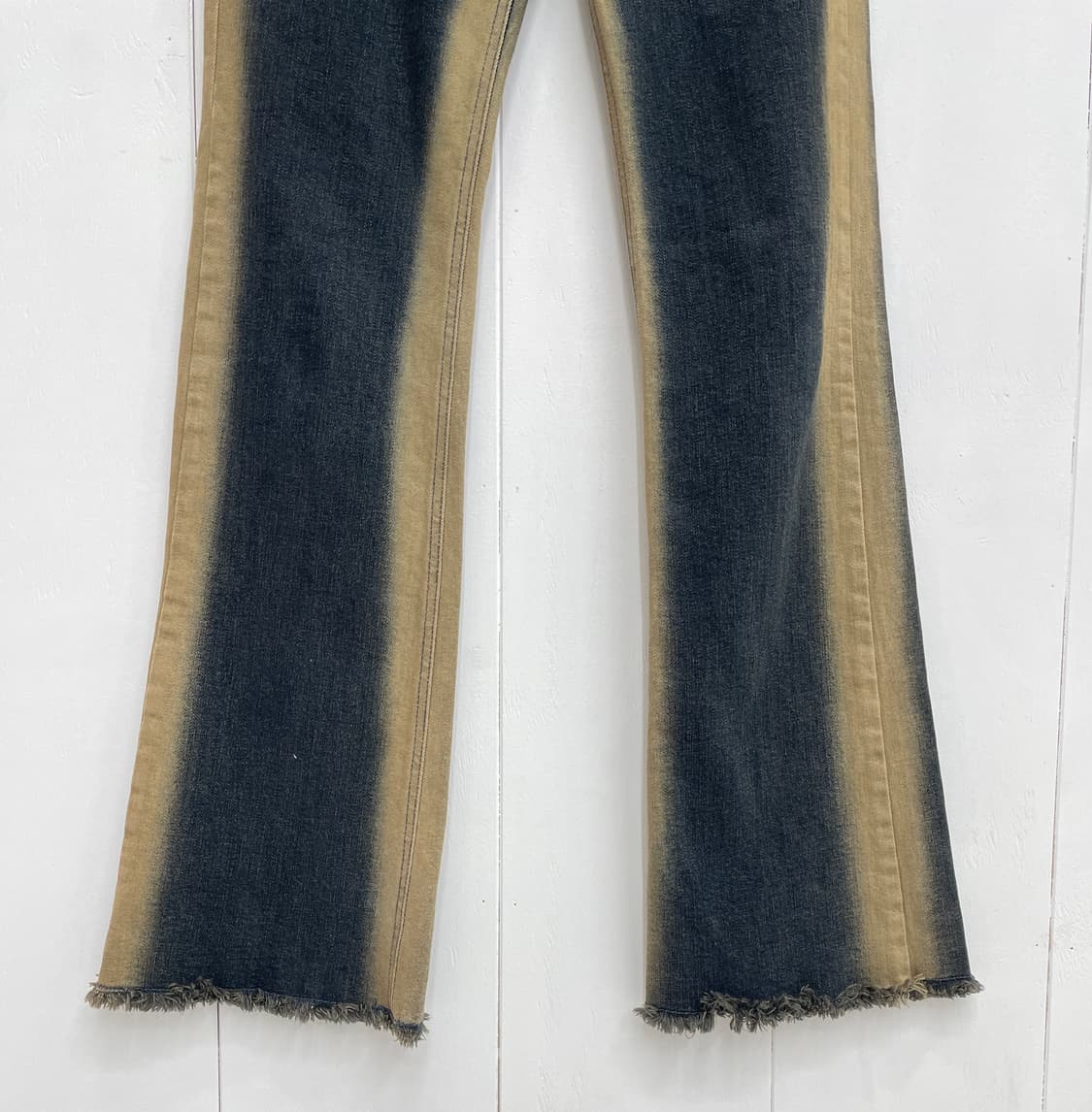 블랙업(BLACKUP) 투톤 사이드 워싱 컷팅 부츠컷 데님 팬츠 상품이미지4