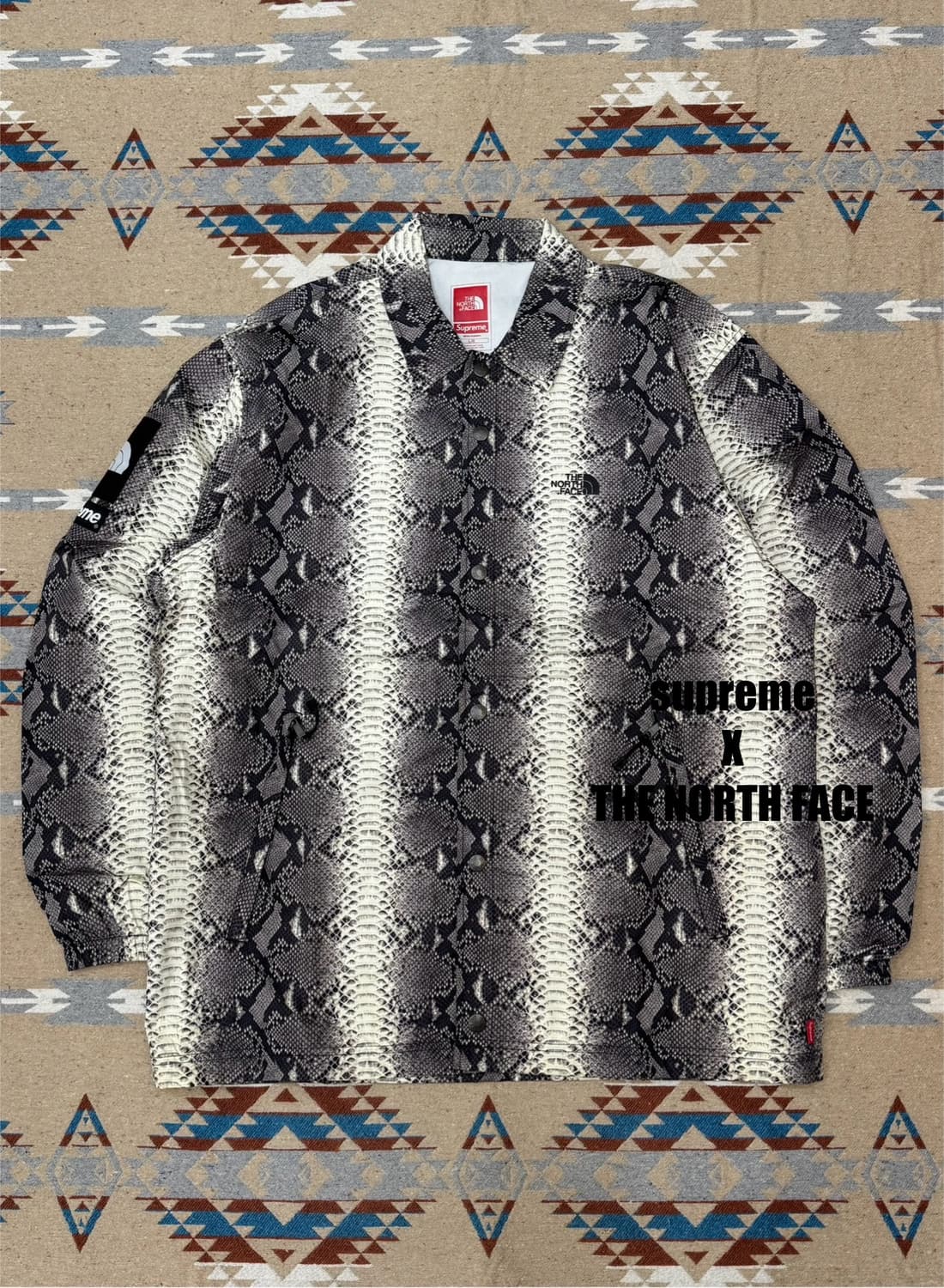 [L] 슈프림 x 노스페이스 스네이크스킨 테입드 심 코치 자켓 블랙 상품이미지1