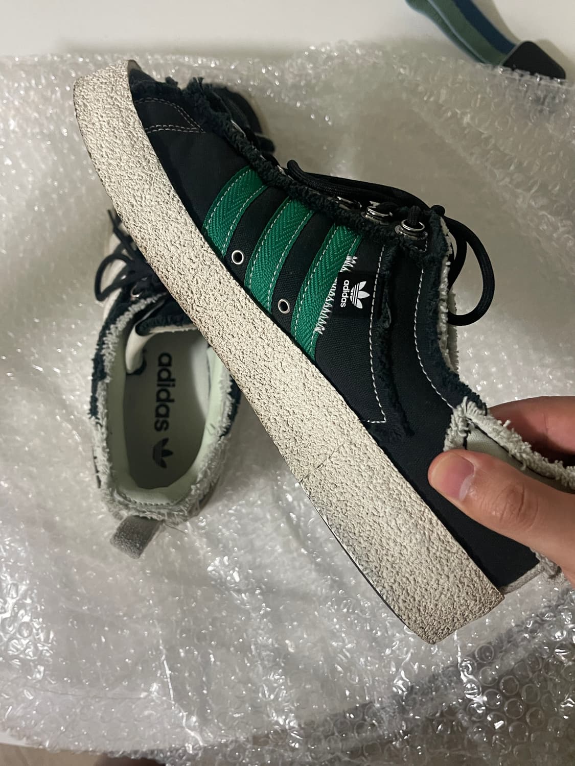 아디다스 x 송 포 더 뮤트 캠퍼스 80s (블랙 275) 상품이미지4