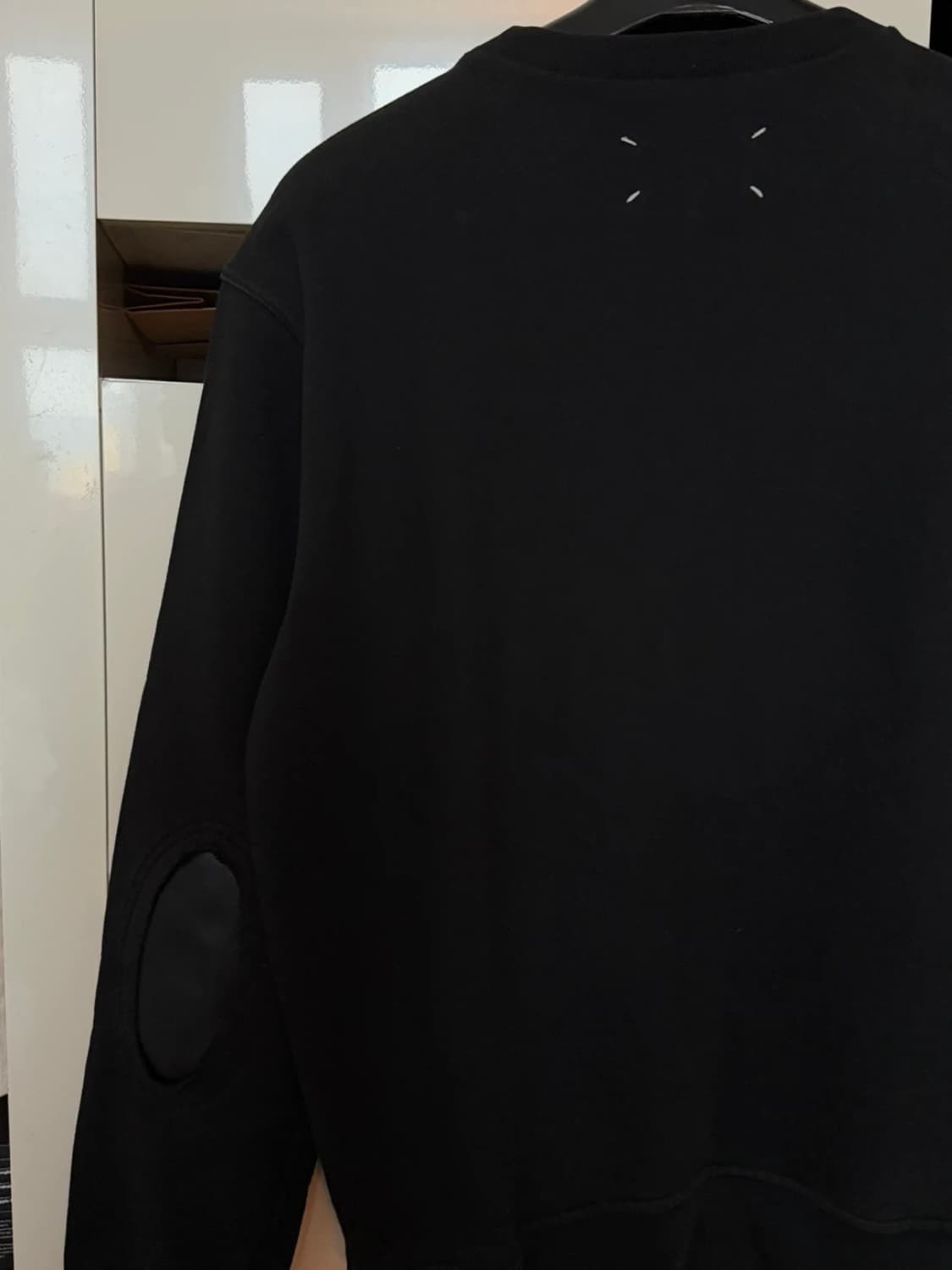 [50] 메종 마르지엘라 엘보패치 레더 맨투맨 스웻셔츠 블랙 상품이미지3