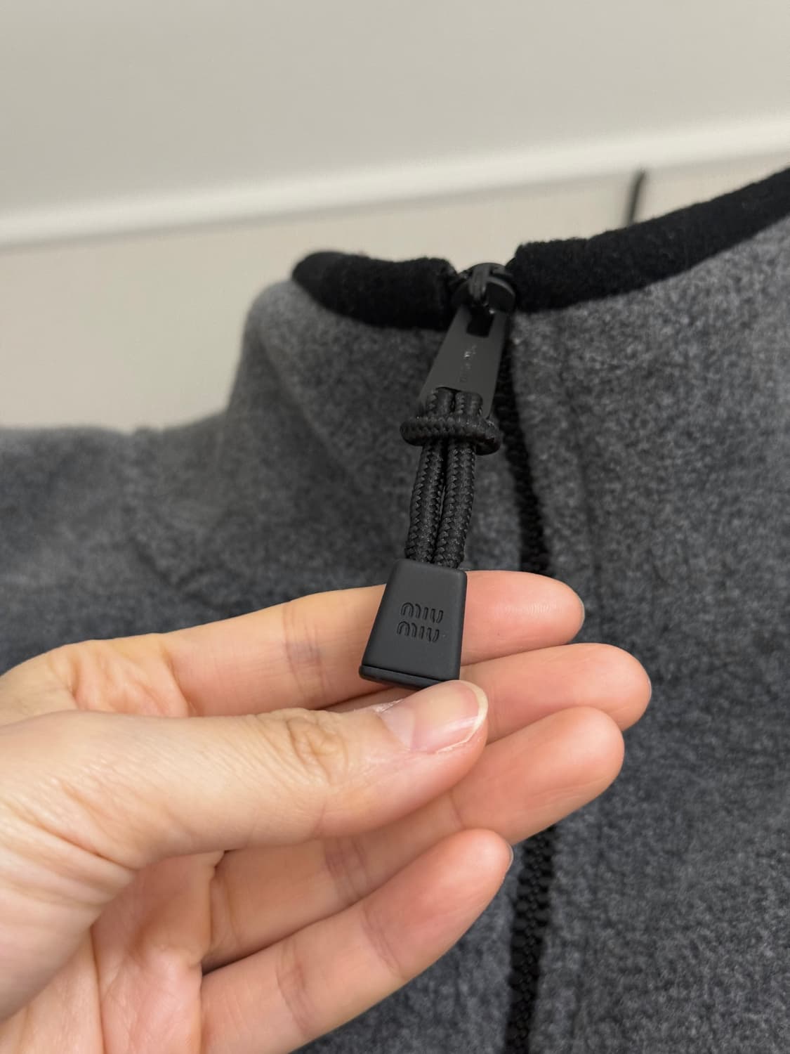 [L] 미우미우 플리스(후리스) 그레이 색상 상품이미지3