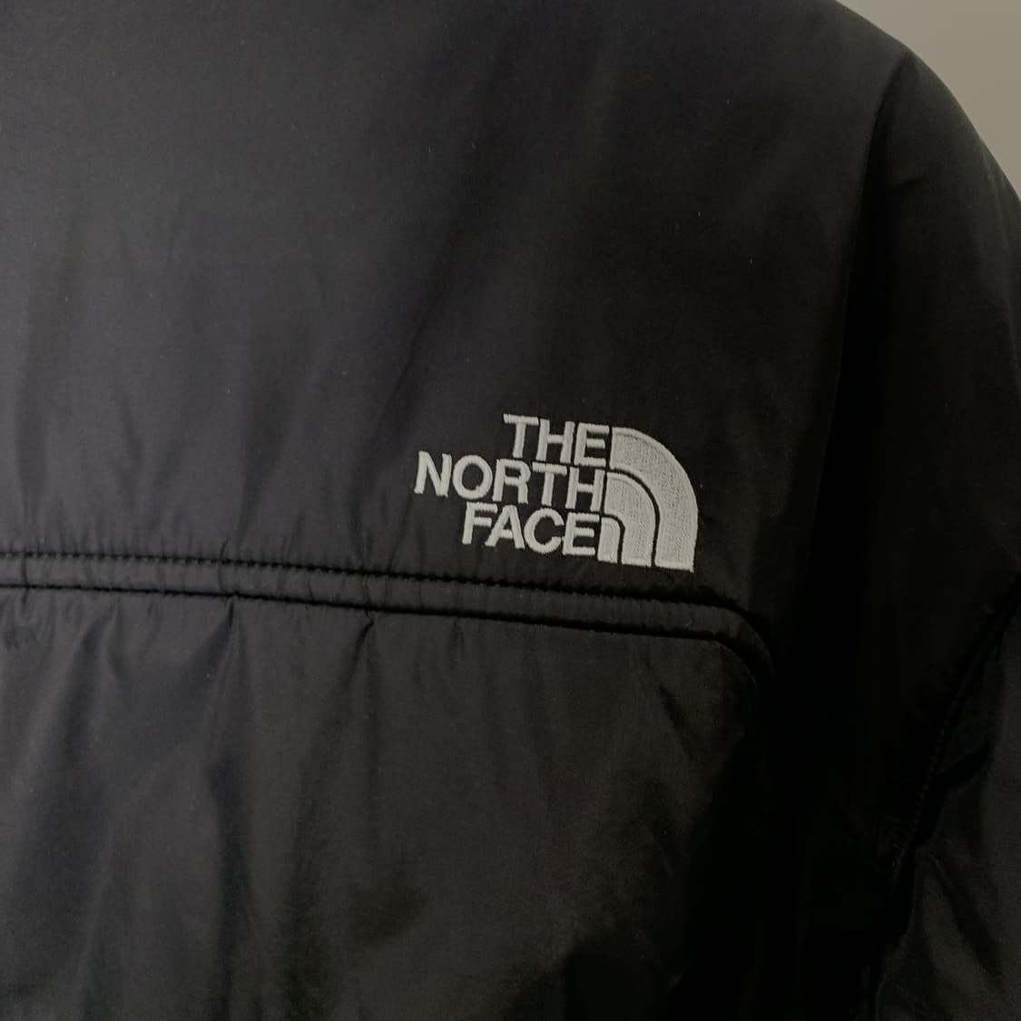노스페이스 블랙 경량 패딩 상품이미지5