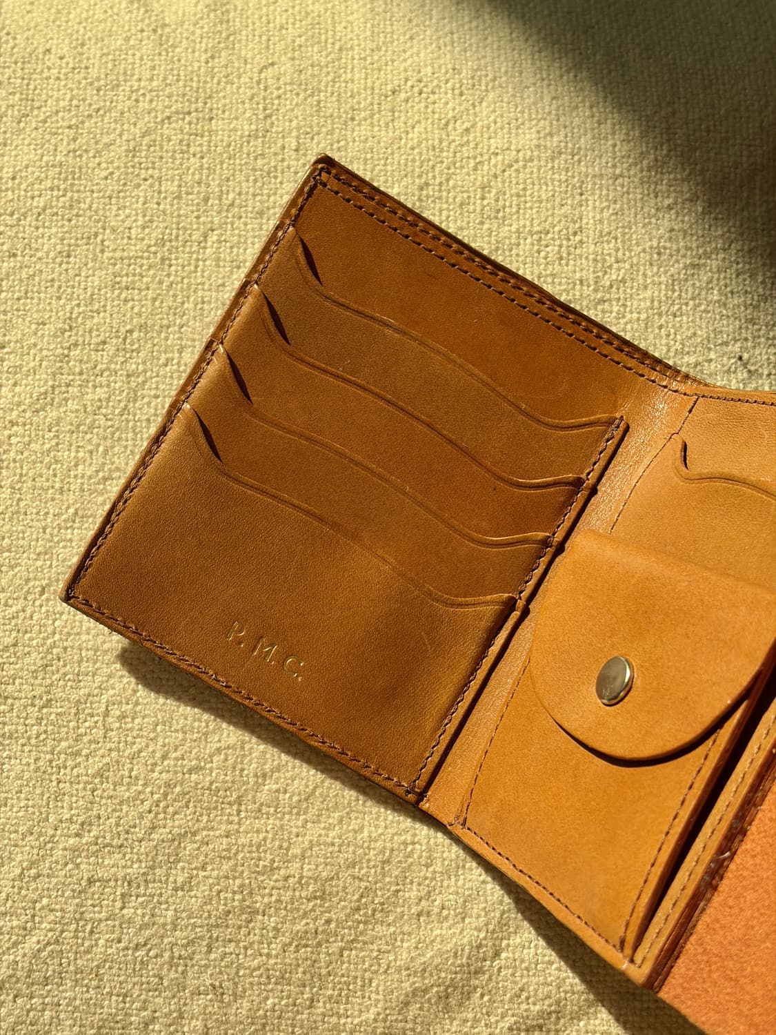 피그벨 숏 월렛 카멜 판매합니다. 상품이미지3