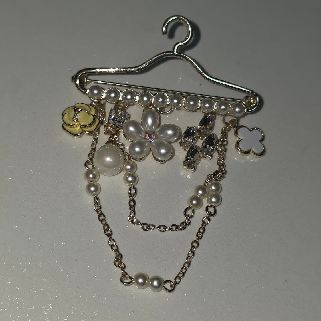 빈티지)리본 진주 장미모티브 비즈크리스탈 체인 걸리쉬 옷걸이 옷핀브로치 상품이미지1