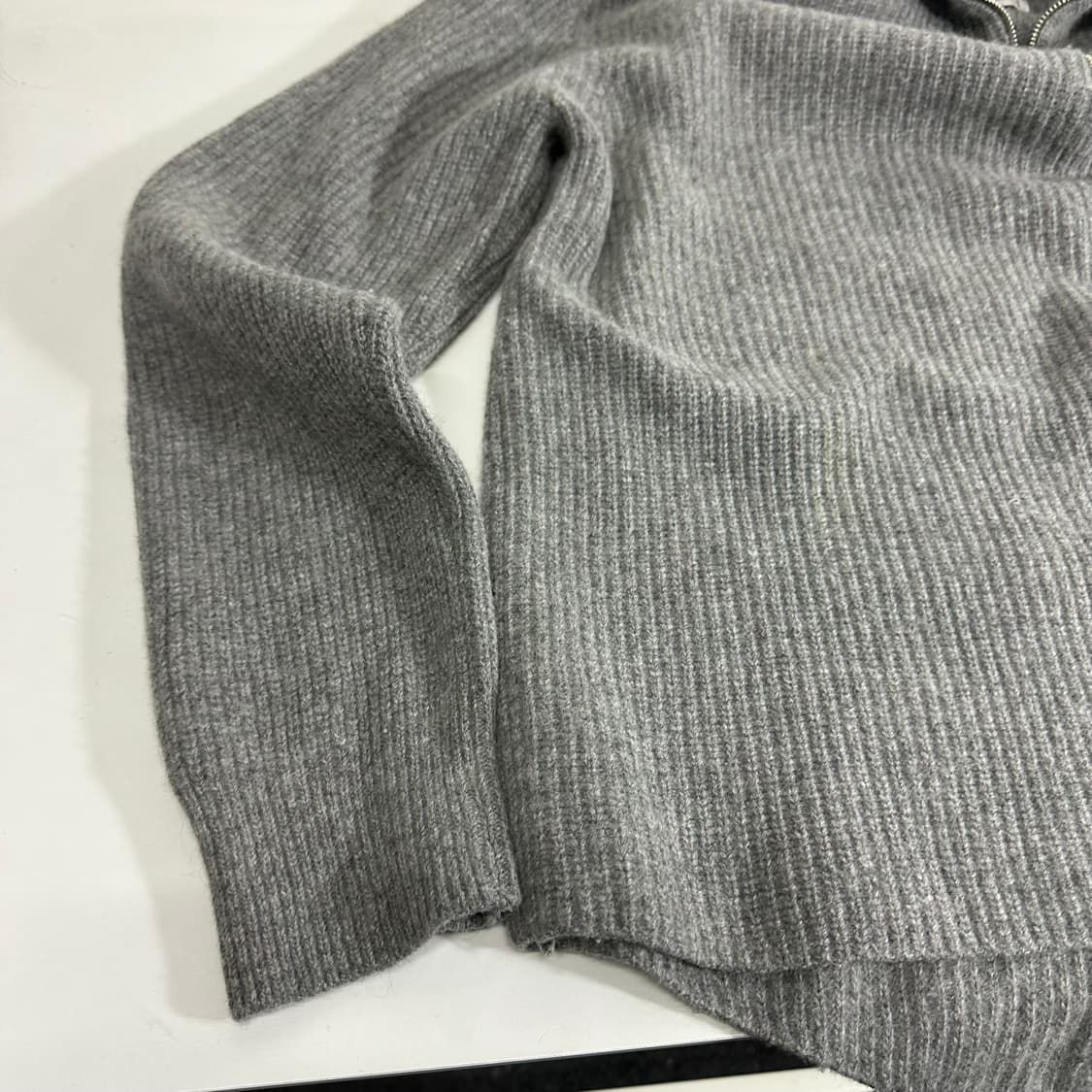 L 105 벨리에 그레이 폴라넥 캐시미어혼방 반집업니트 상품이미지3