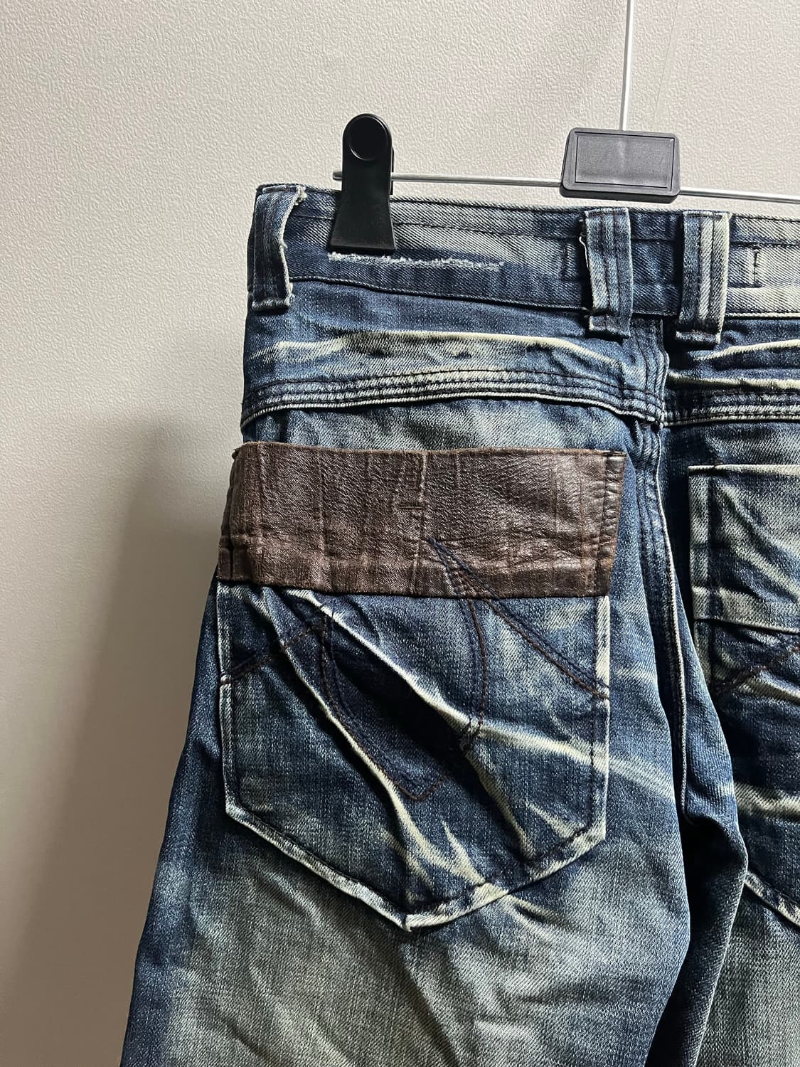 빈티지 워싱 데님 팬츠 / 리얼 페이드 & 레더 디테일 상품이미지4