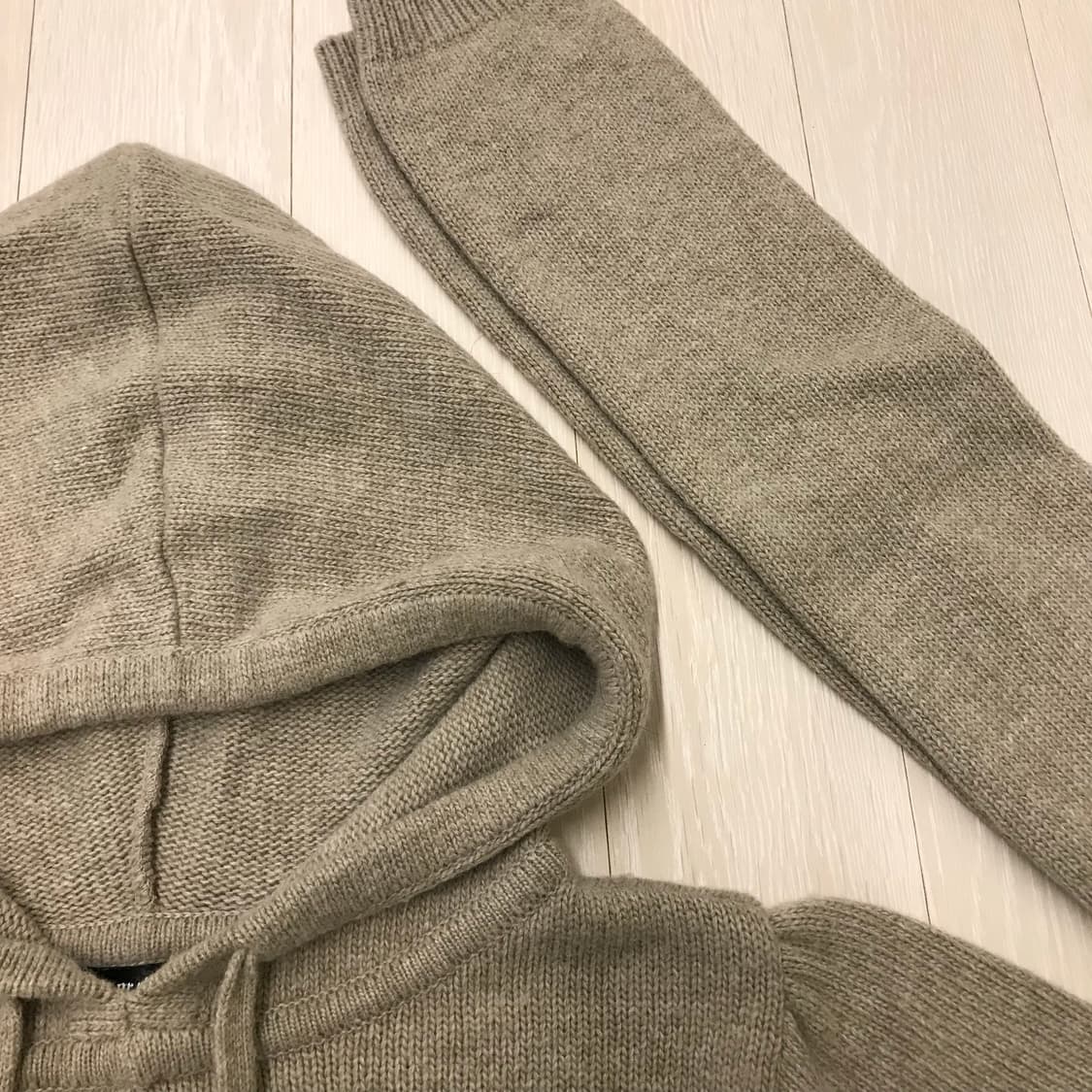 페인오어플레져 AMY HOODIE KNIT 베이지 상품이미지5