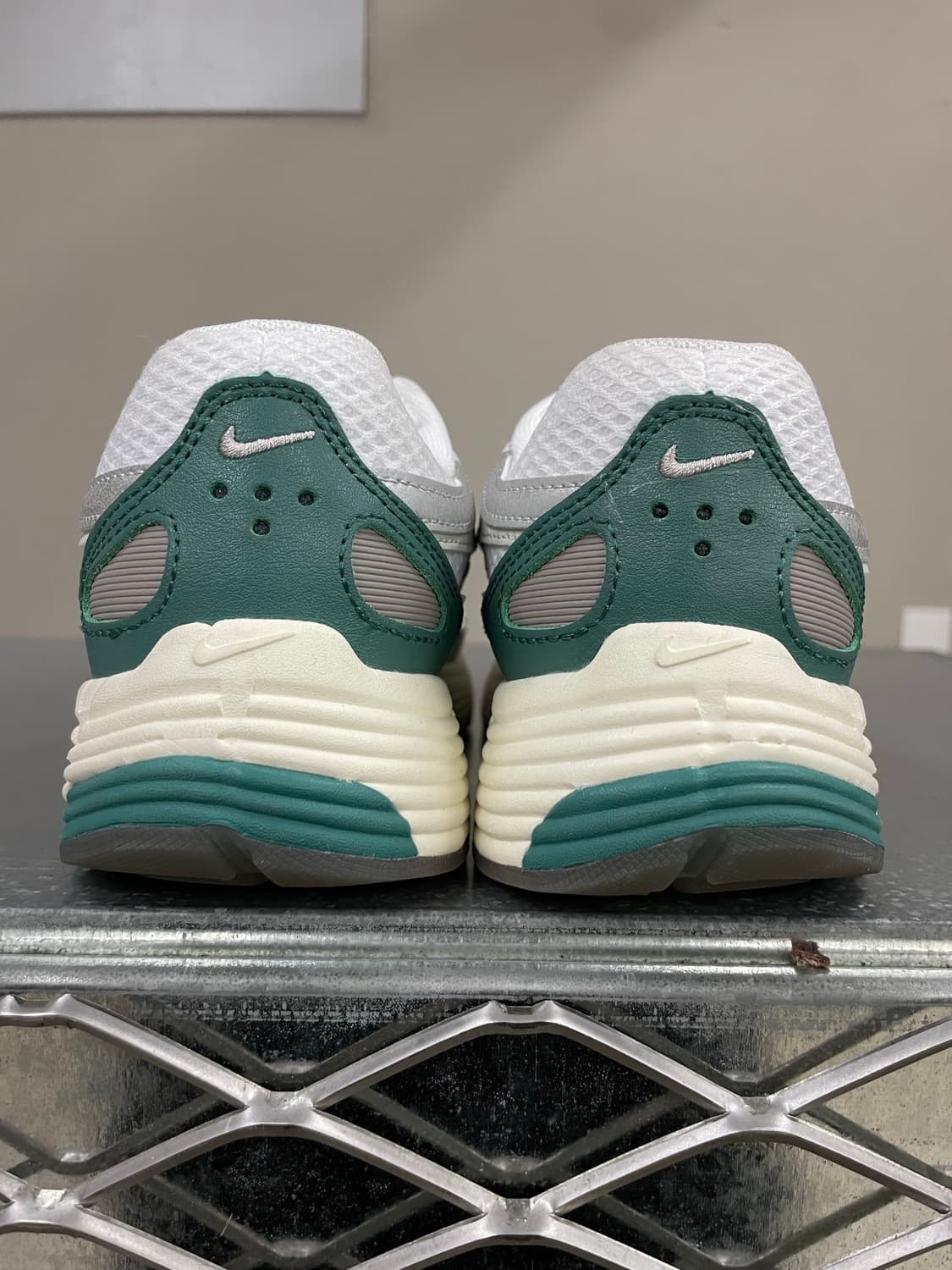 나이키 P-6000 메탈릭 실버 235 상품이미지3