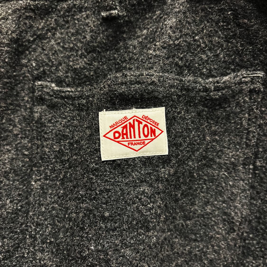 단톤 울 블렌드 워크 팬츠 사각 패치 포켓 로고 패치 버튼 디테일 차콜 상품이미지6