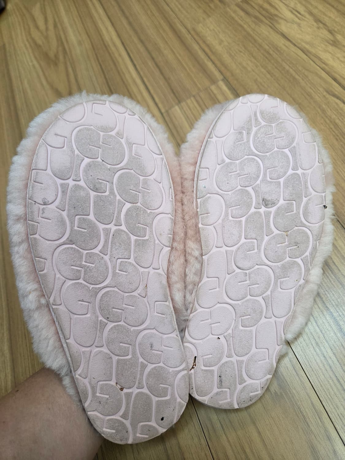 UGG 핑크 털 슬리퍼 220mm 판매합니다. 부드러운 양털 소재로 되어 상품이미지6