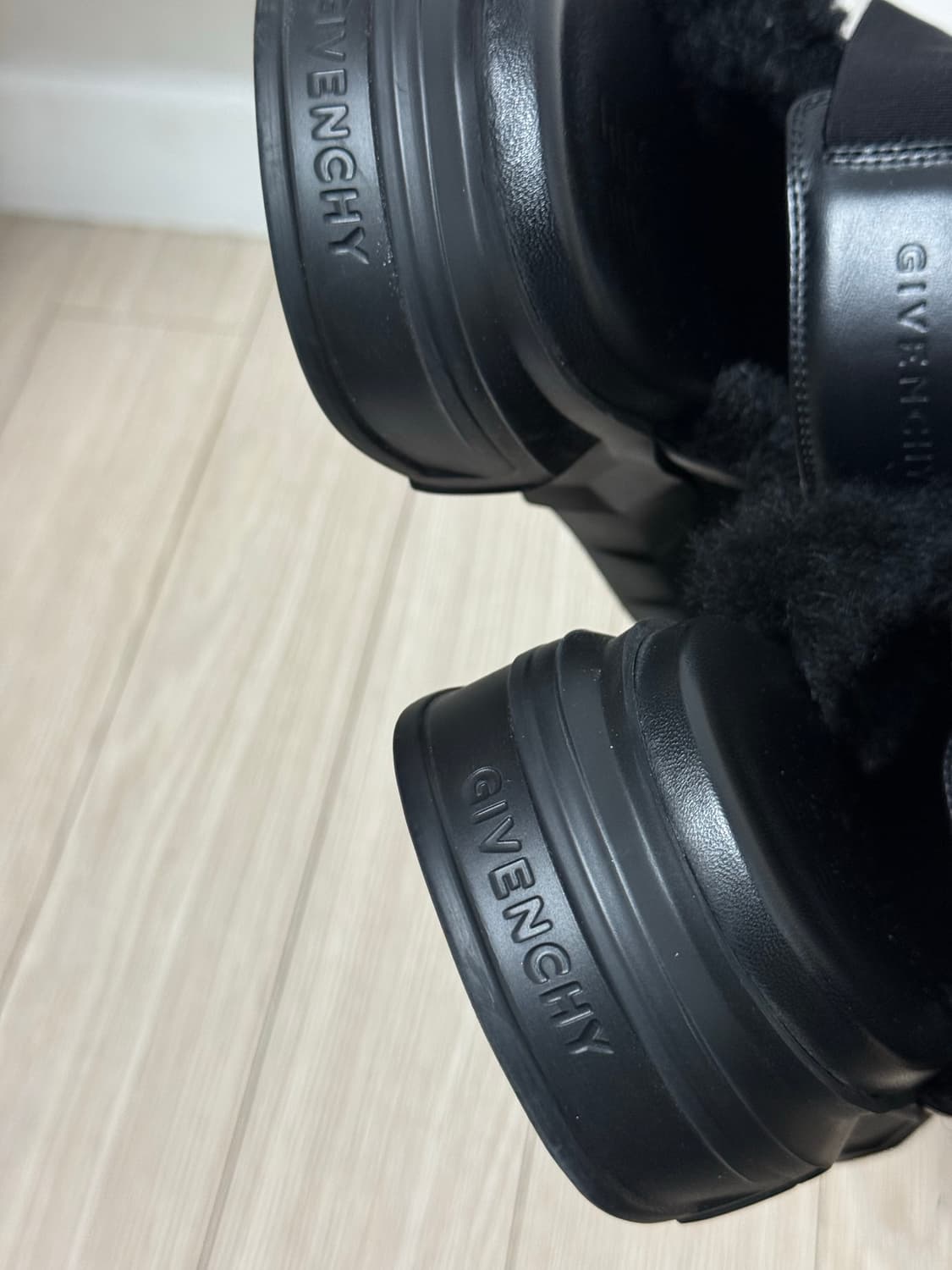 GIVENCHY 마쉬멜로우 스터드 장식 스웨이드 블랙 뮬 상품이미지8