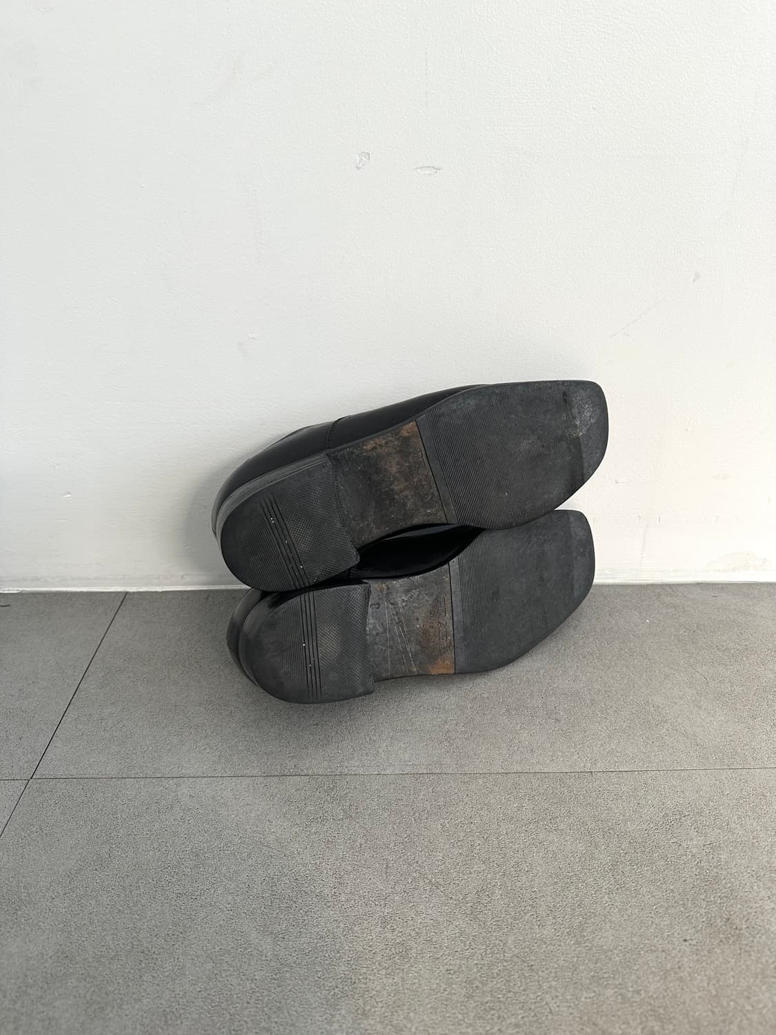 프라다 스퀘어토 블랙 레더 더비슈즈 상품이미지6