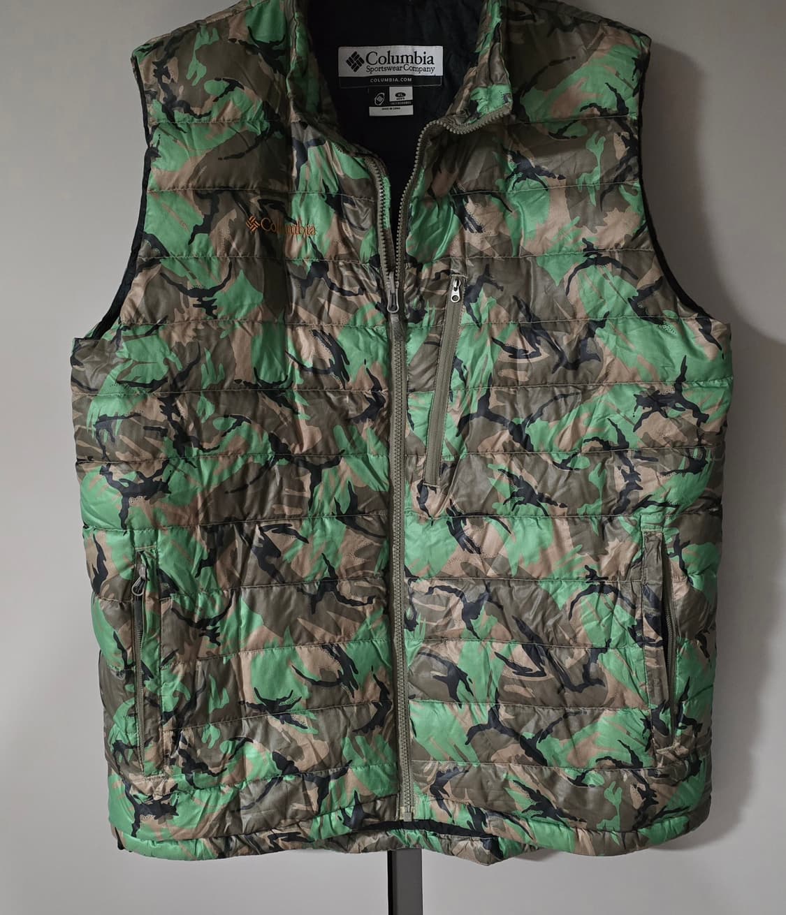 컬럼비아 카모 구스다운 경량 패딩조끼
푸퍼 베스트.   싸이즈105  남 상품이미지2