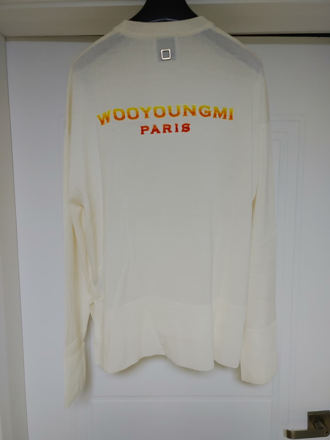 우영미 백로고 절개 니트 팝니다 상품이미지1