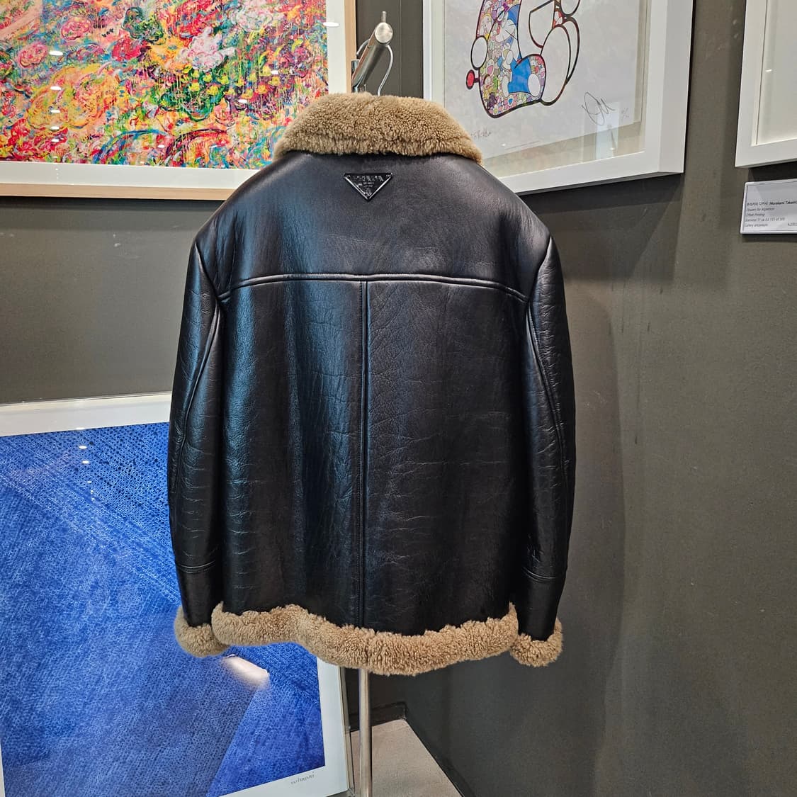 프라다 더블스트랩 넥 스틸 사피아노 삼각로고 무스탕 레더 자켓 상품이미지5