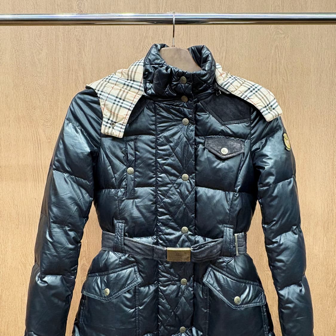 버버리 블루 라벨 퀄팅 패딩 탈부착 후드 골드 버클 벨트 디테일 블랙 상품이미지4