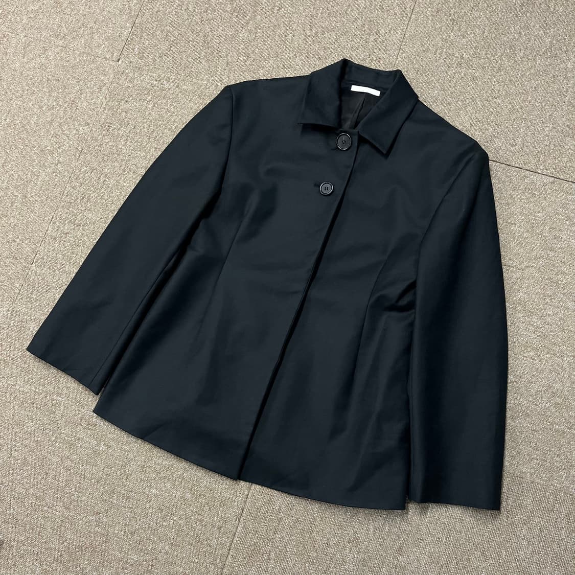 아모멘토 스퀘어드 숄더 트윌 자켓 상품이미지2