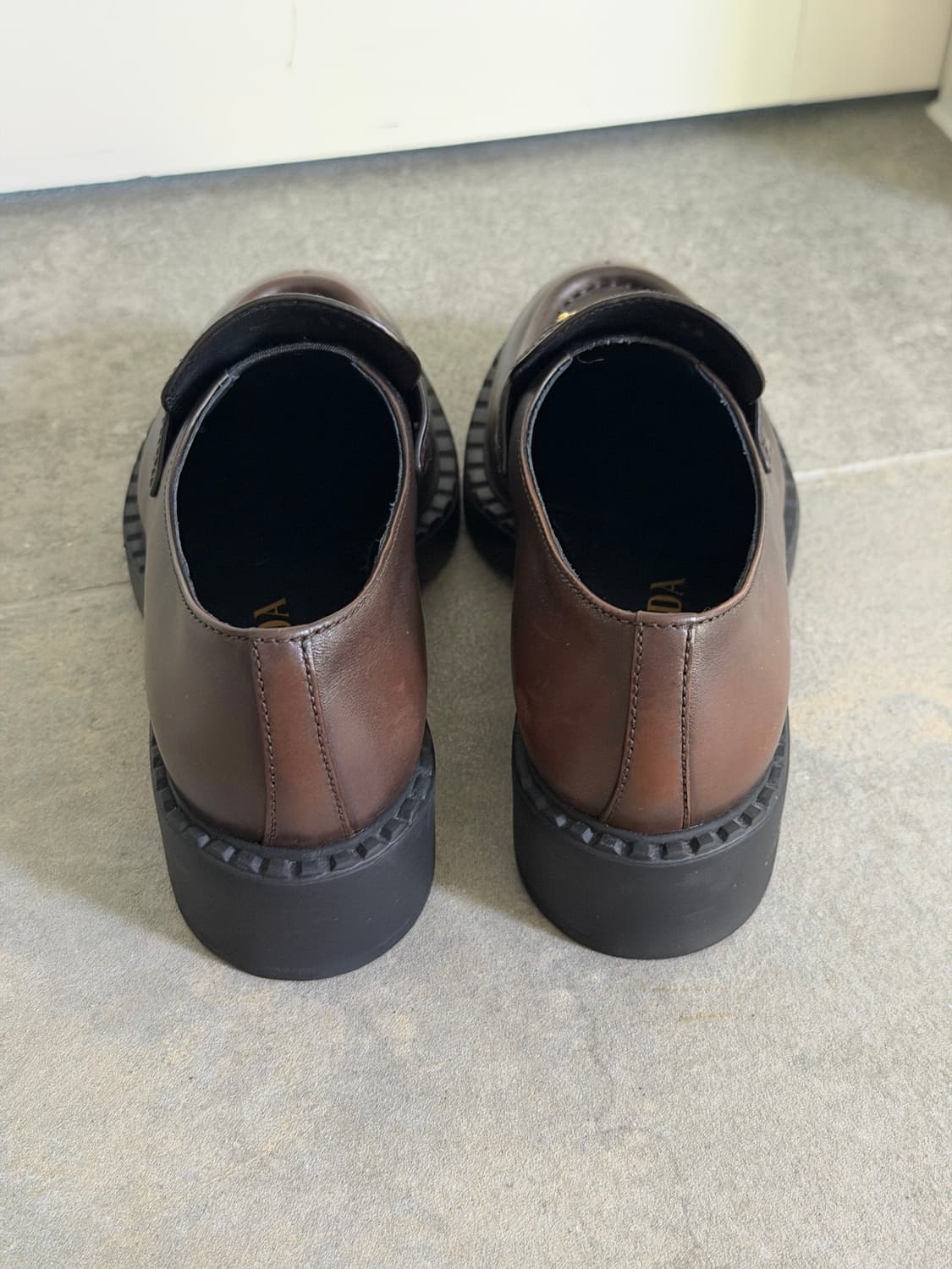 프라다 초콜릿 레더 로퍼 상품이미지4