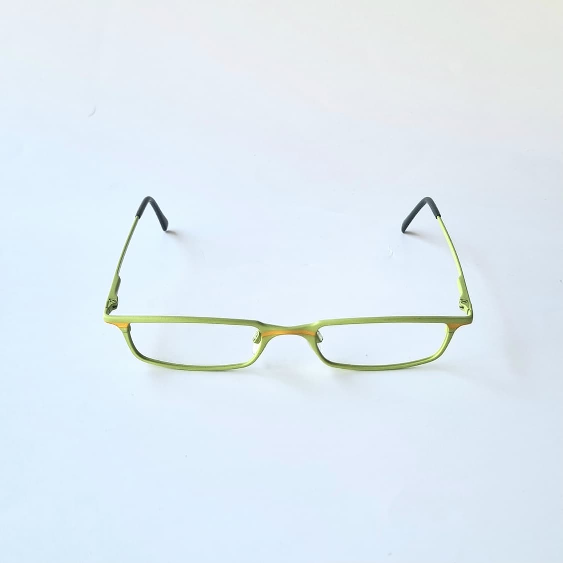 데드스탁 컬러로 완성하는 긱시크 무드, 슬림 라임 내로우 안경테 711 상품이미지3
