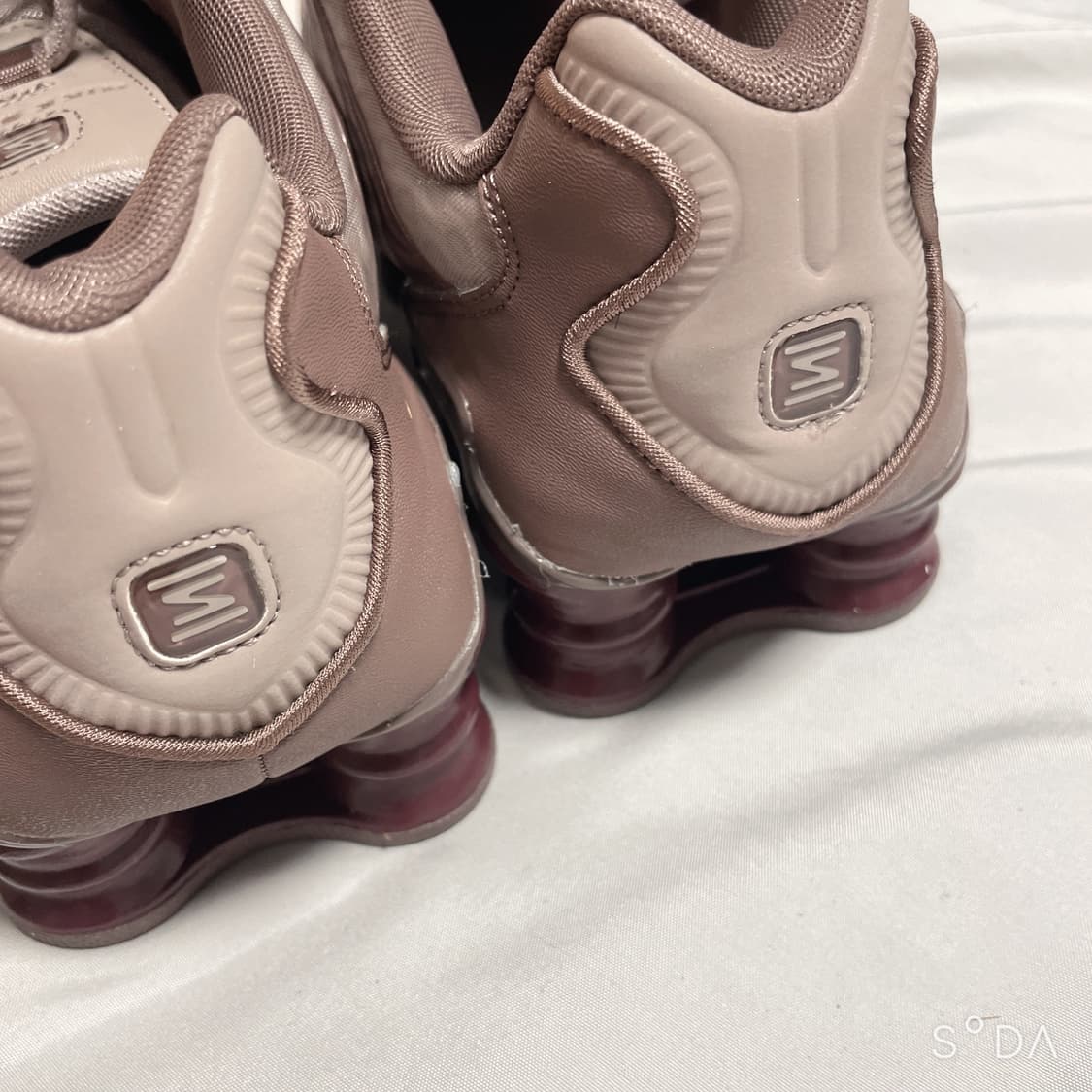 나이키 우먼스 샥스 TL 바로크 브라운 메탈릭 실버 IB7699-200 상품이미지4