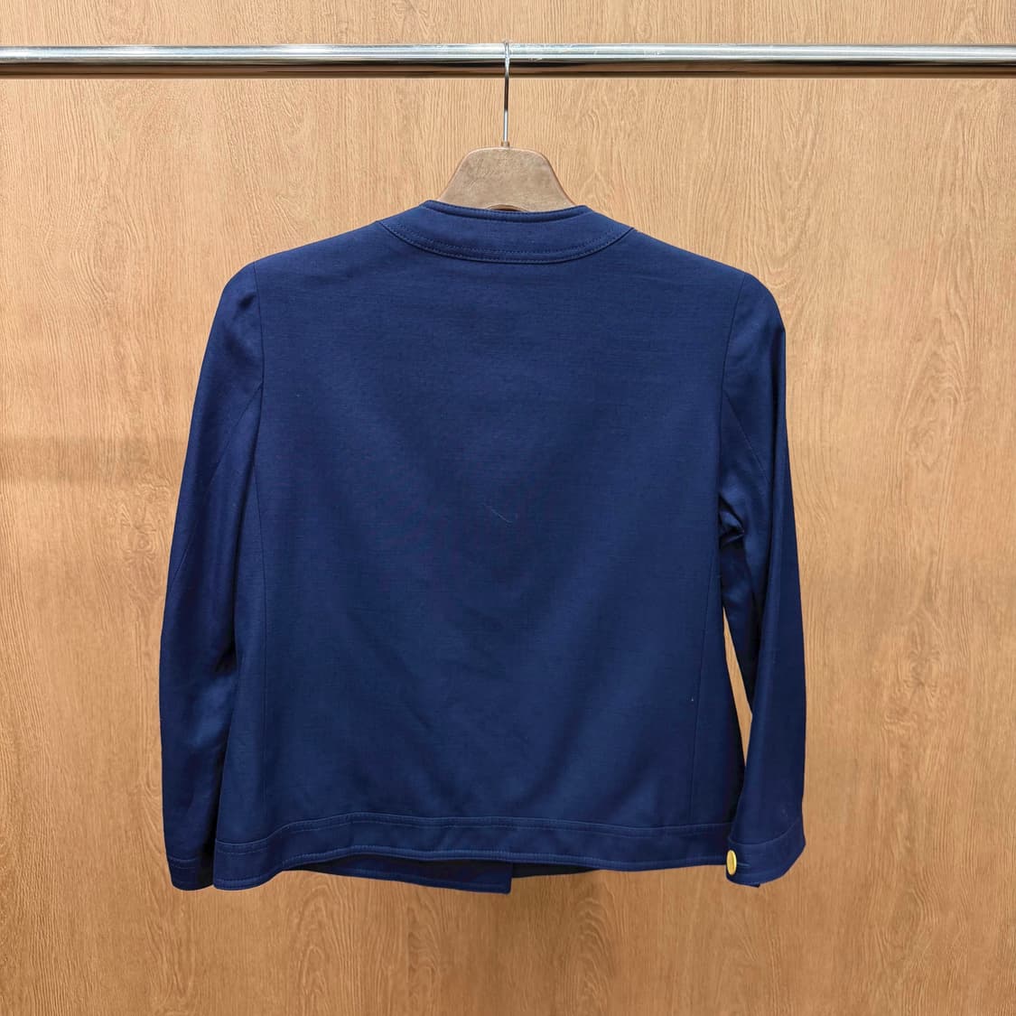 구찌 라운드넥 노카라 긴팔 자켓 골드 버튼 프론트 포켓 디테일 네이비 상품이미지3