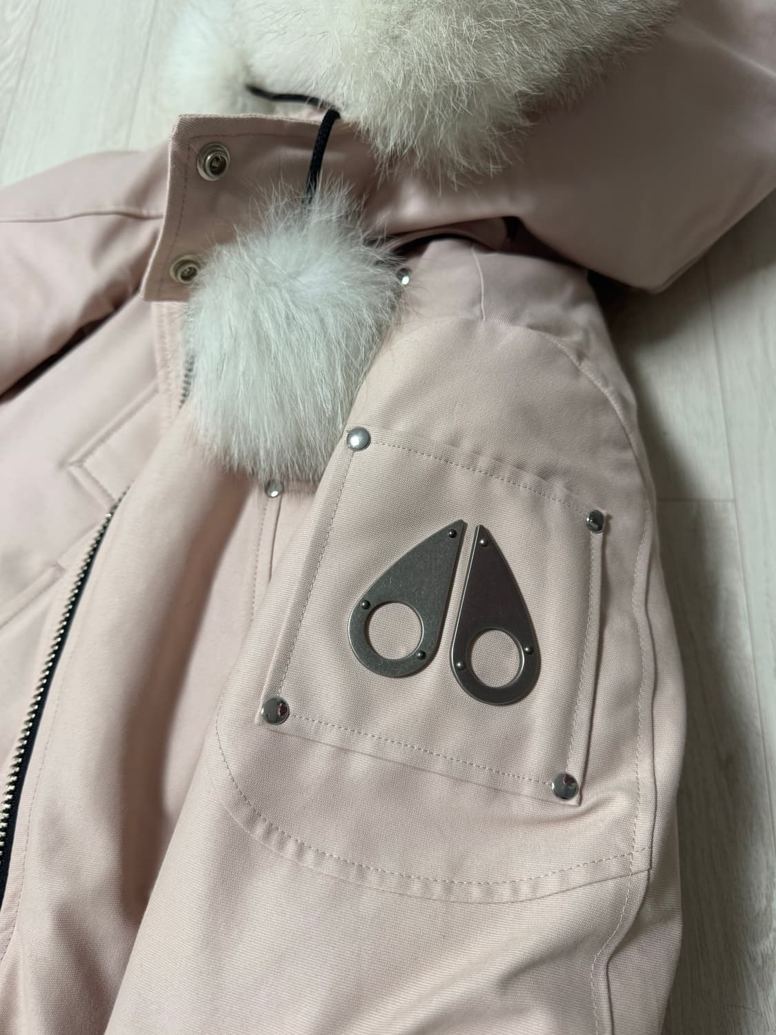 무스너클 대비 봄버 로즈 스모크 더블유 패딩(한정판) 상품이미지4