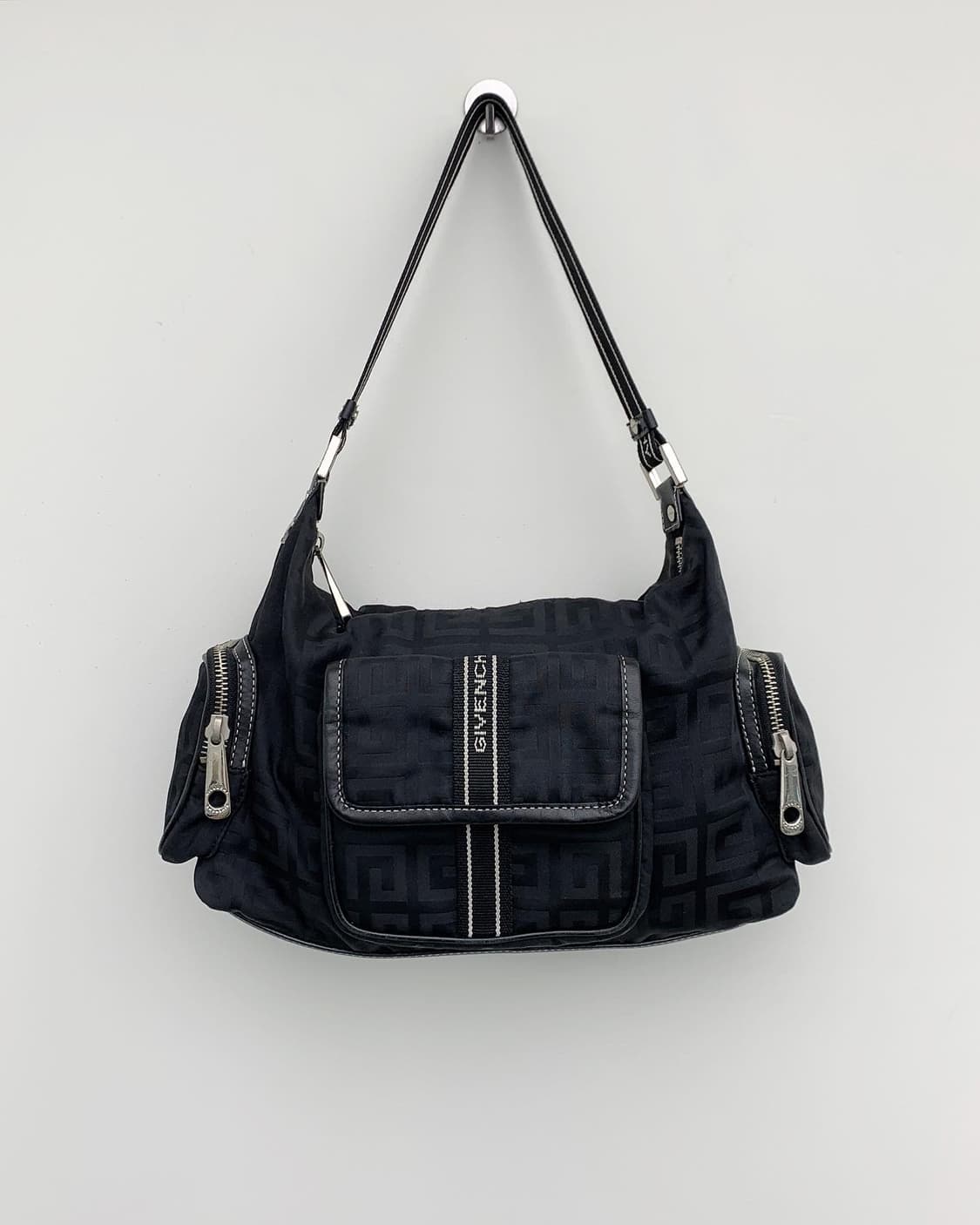 지방시 블랙 모노그램 레더 트리밍 숄더백 상품이미지2