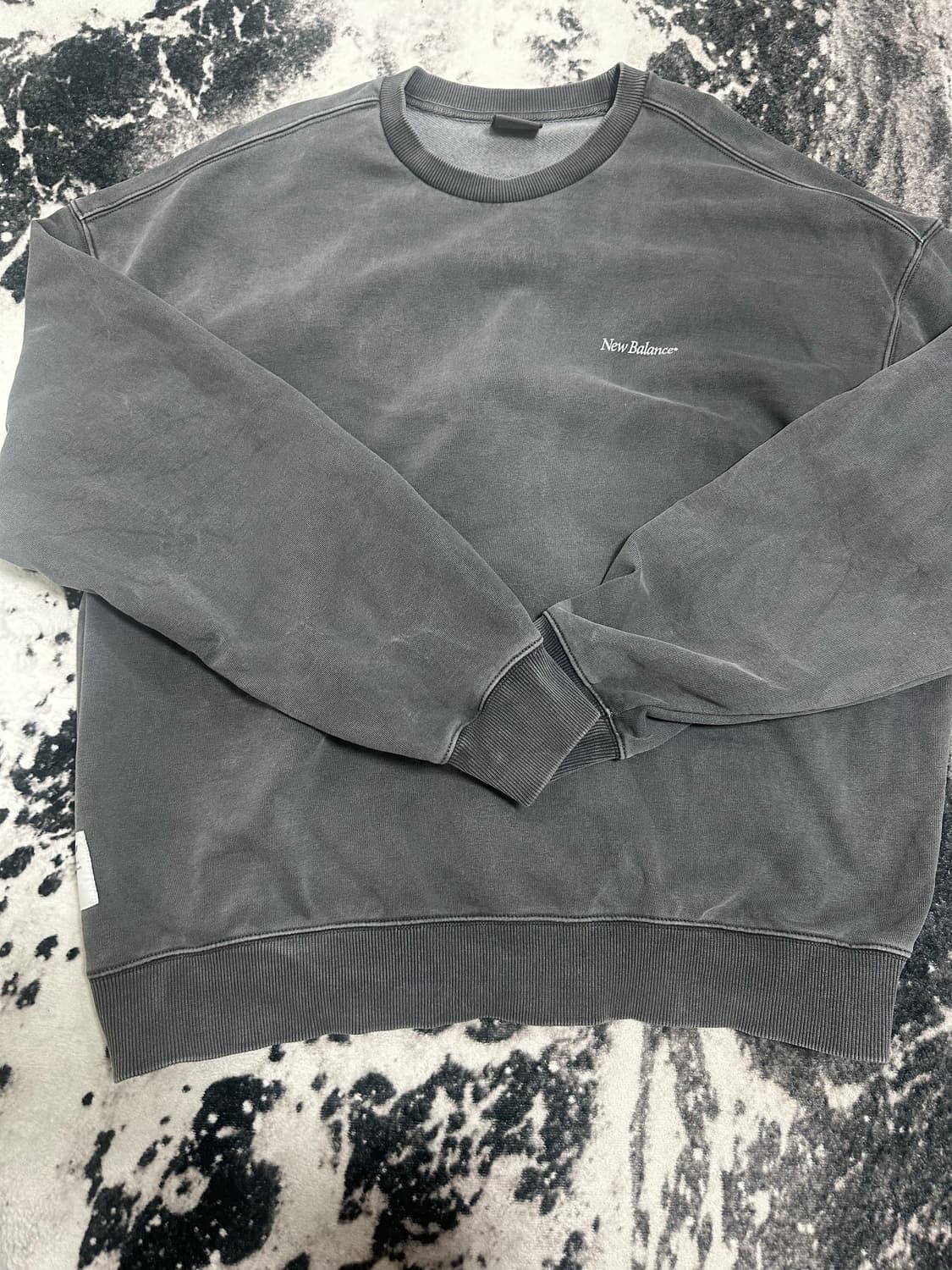 뉴발란스 워싱 논기모 맨투맨 상품이미지1