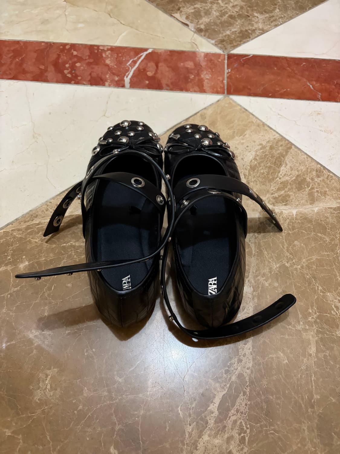 자라 스터드 엠보싱 발레리나 플랫슈즈 상품이미지4