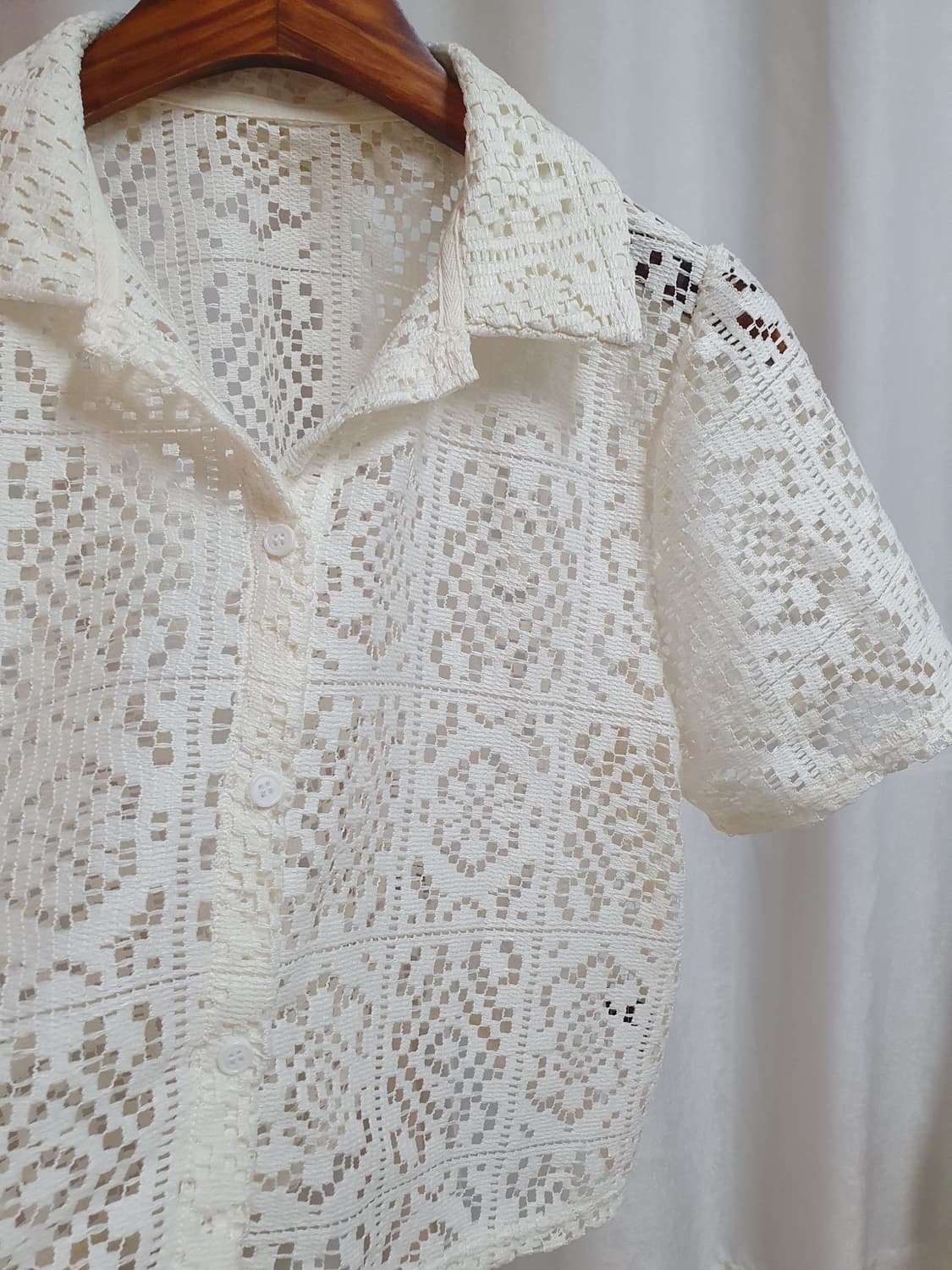 DAZY 펀칭 레이스 크롭 셔츠 상품이미지4