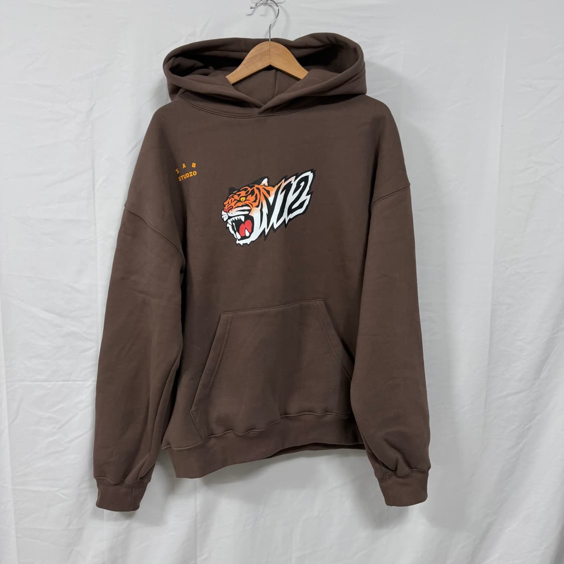 기아 타이거즈 X 아이앱 스튜디오 V12 후드티 상품이미지1