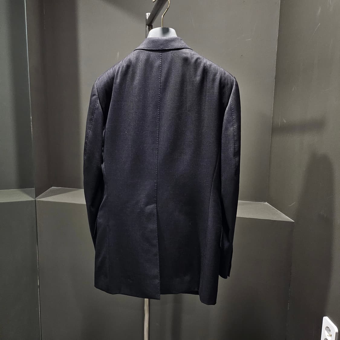 톰포드 챠콜 그레이 피크드라펠 3피스 수트셋업 상품이미지4