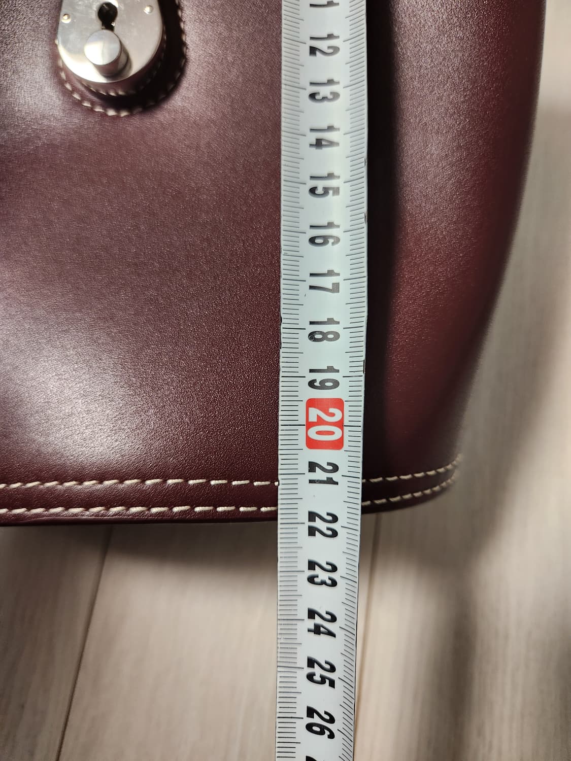 캘빈클라인 레더 버킷백

몇번 사용 안해서 사용감은 거의 없는데 보관하면 상품이미지4