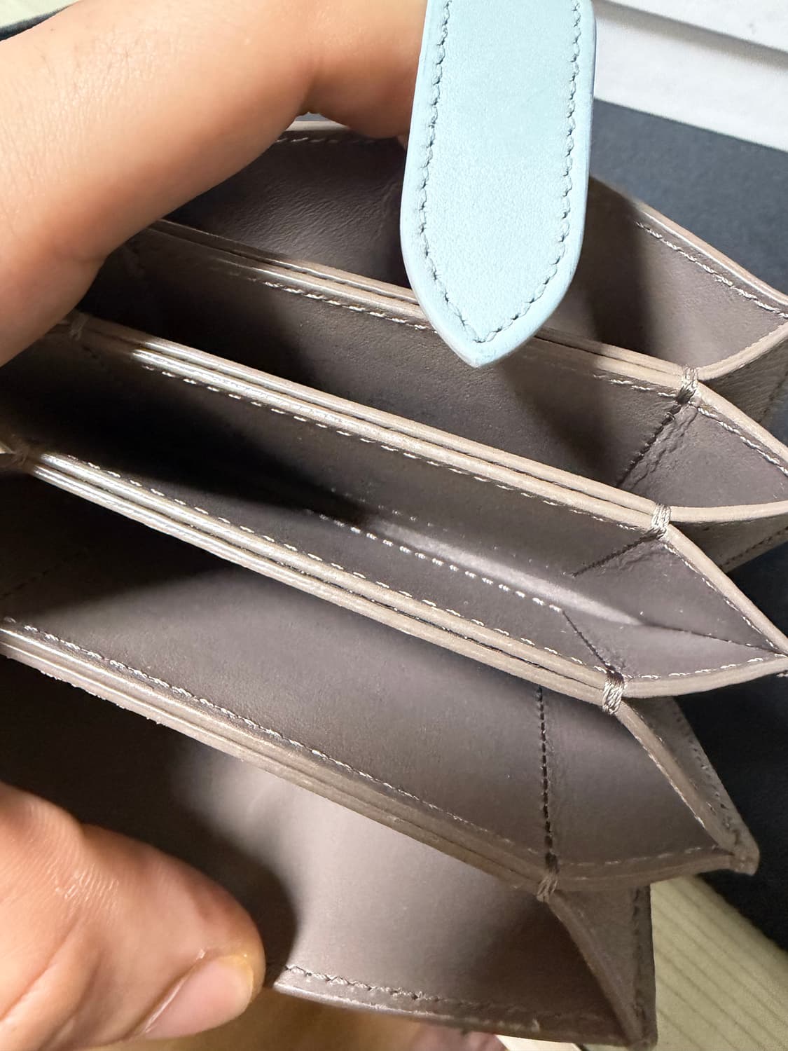 셀린느 그레인드 카프스킨 아코디언 카드 홀더 페블 미네랄 상품이미지3