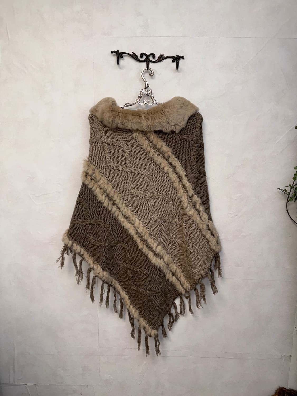 Ash beige rabbit fur trimming wrap cape 상품이미지4