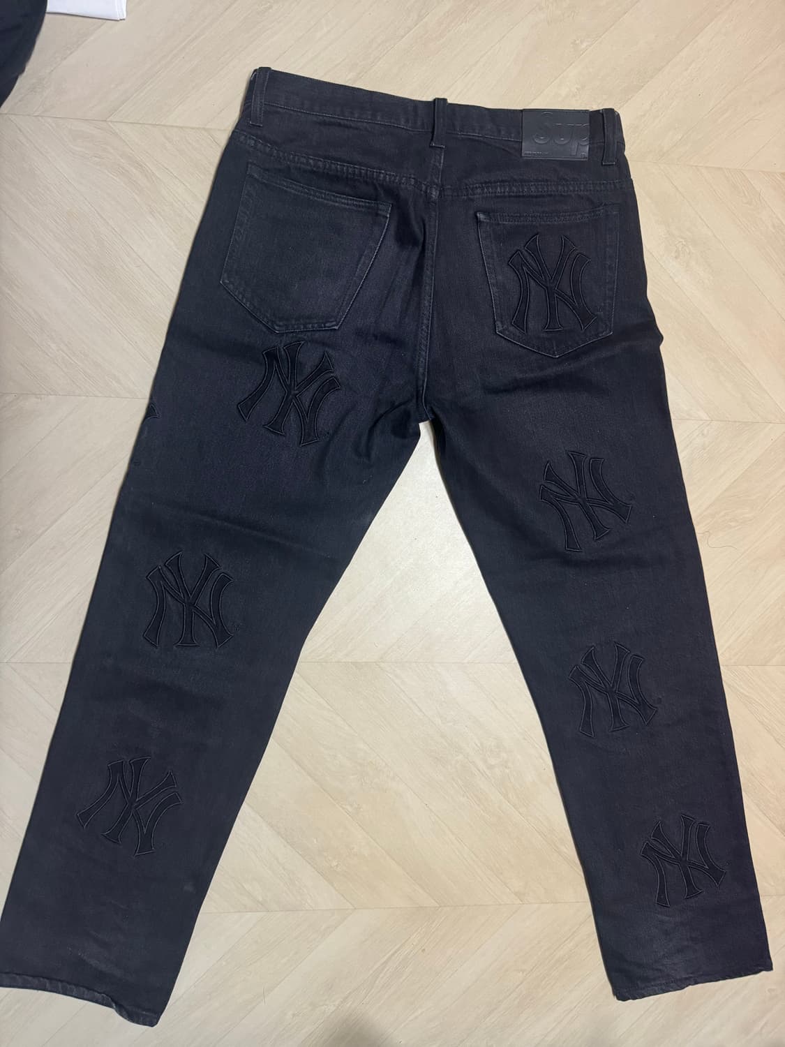 슈프림 x 뉴욕양키스 레귤러 진 워시드 블랙 상품이미지3