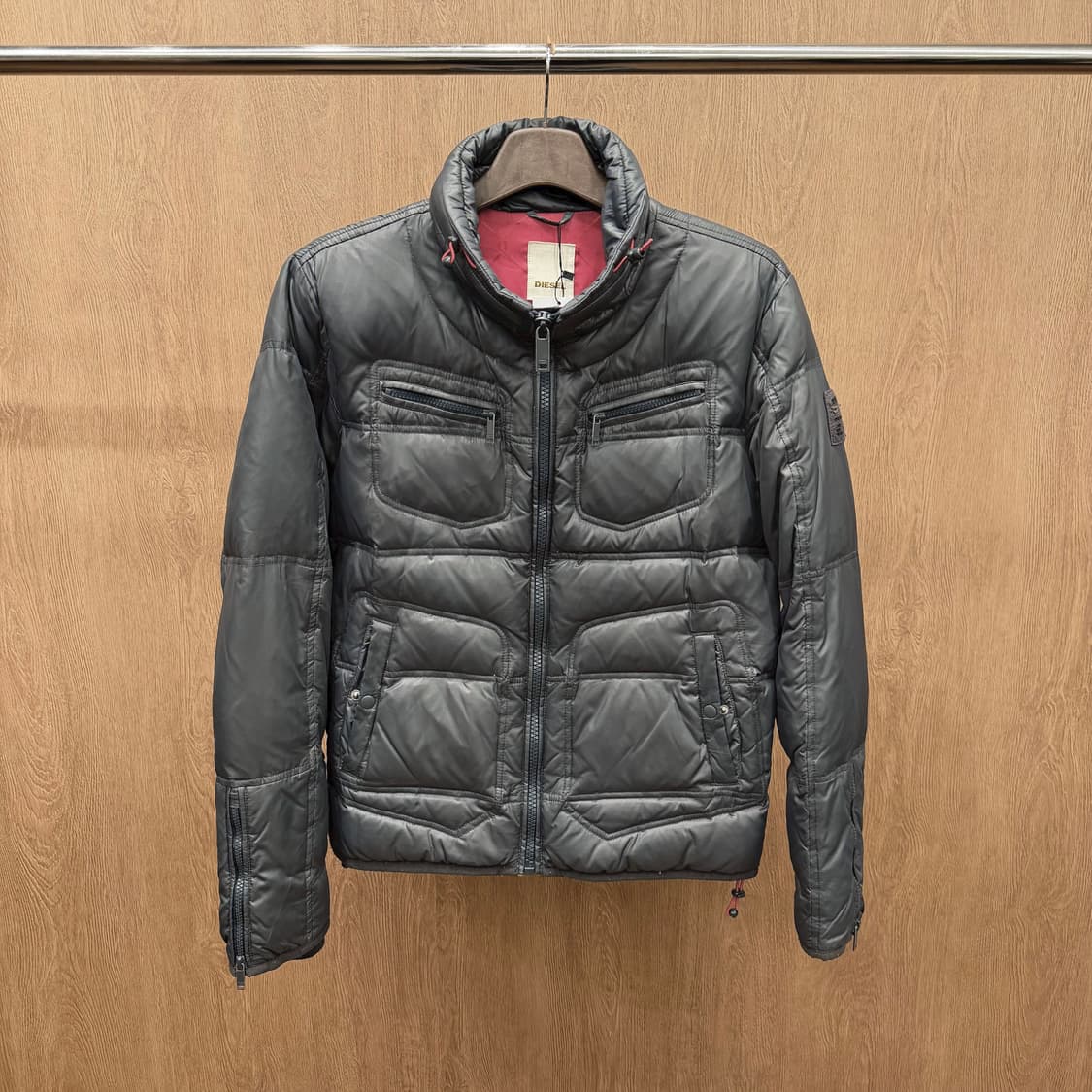 디젤 하이넥 패딩 자켓 퀄팅 패널 로고 패치 밑단 스트링 디테일 차콜 상품이미지2