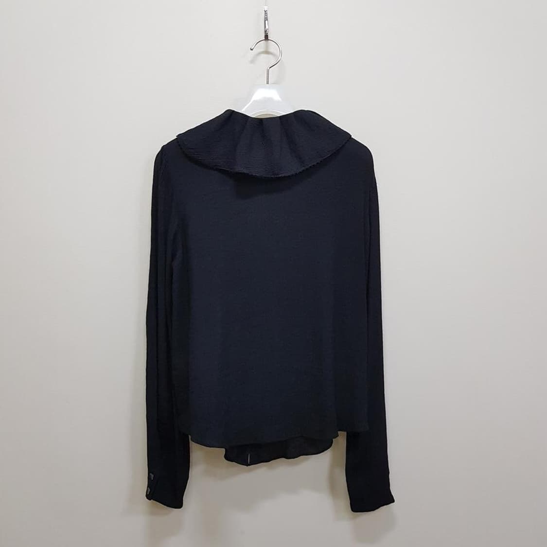 한섬 마인 23SS  러플 블랙 블라우스 76-90-155사이즈 상품이미지5