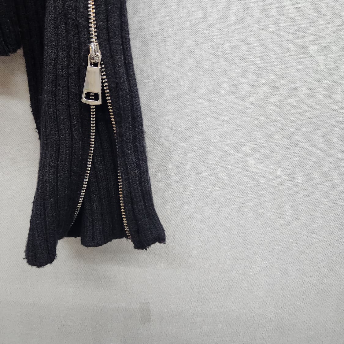 자라 소매지퍼 디테일 크롭 니트 S(M) 상품이미지4